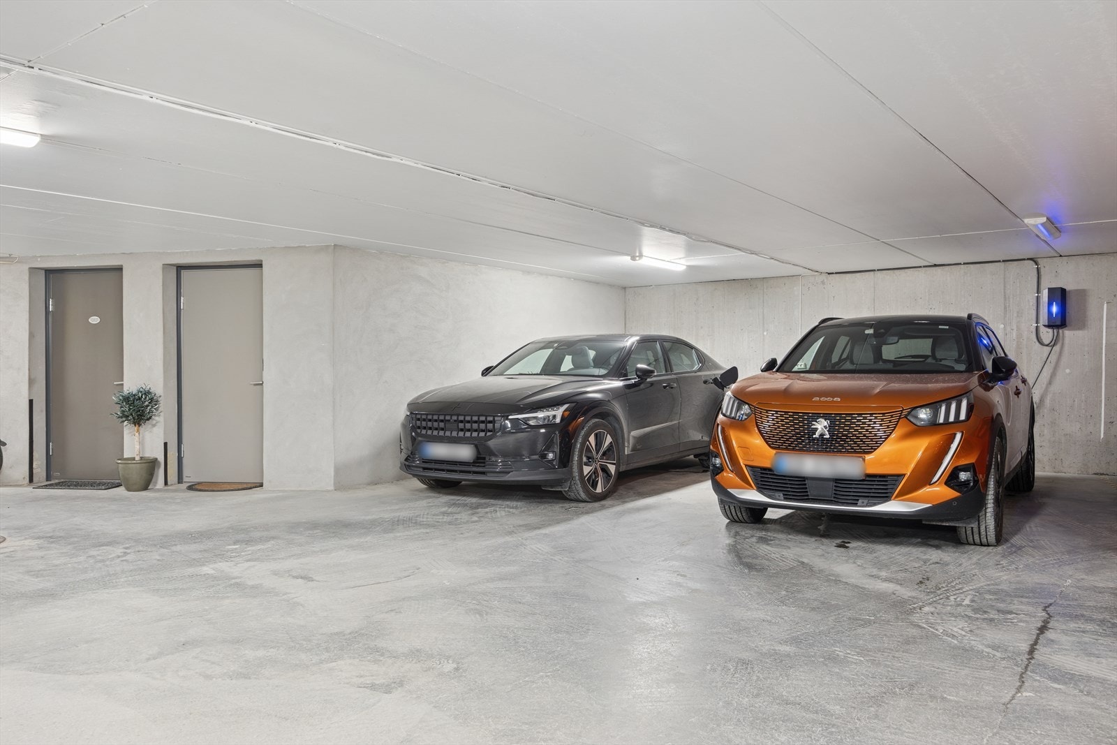 Det følger 2 p-plasser i lukket p-kjeller samt 1 P-plass langs innkjøring til felles tomt. Inngang til boligen fra p-kjeller. Galleribilde