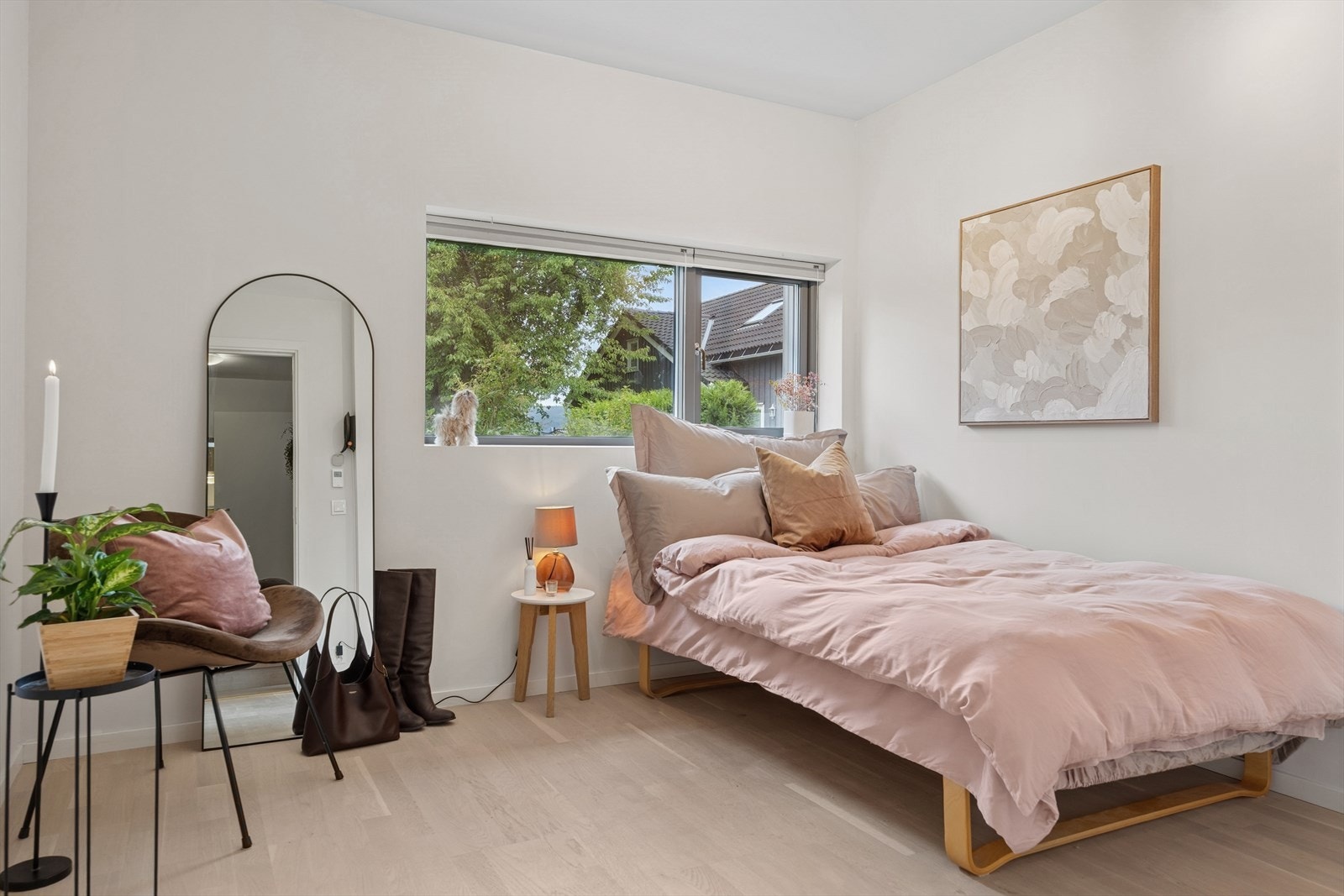 Soverom 4 ligger vendt mot rolig hageområde. Galleribilde