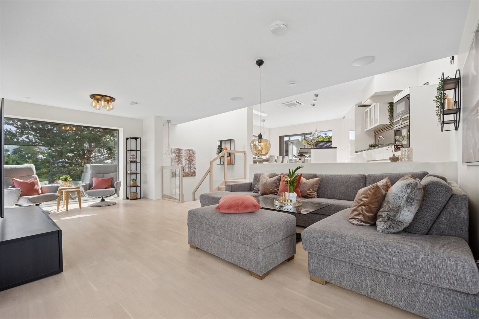 Gjennomgående stilren bolig med parkettgulv (pearl eik) og lyse slette vegger med listefri overgang til himlinger. Galleribilde