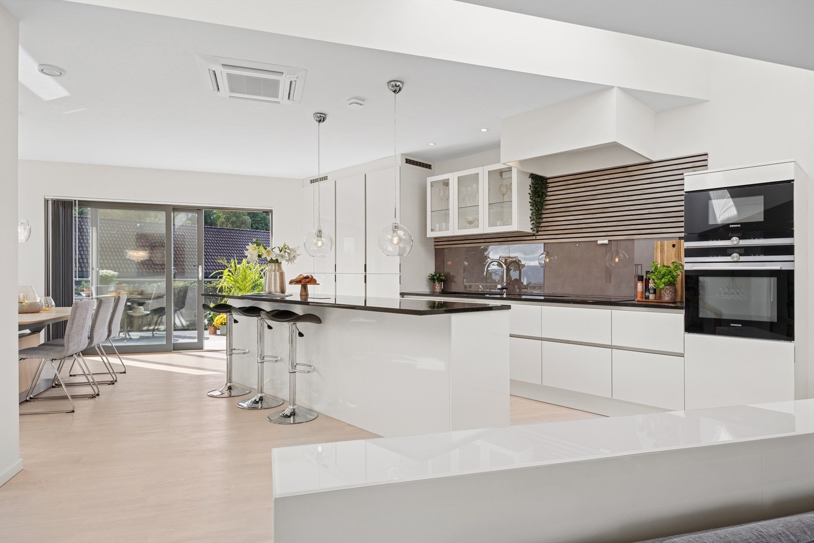 Downlights i himling samt lys i skap. Kjøkkenet er stilrent og har en hvit Italiensk kjøkkeninnredning med marmor benkeplate. Aircondition montert i himing. Utgang til balkong på hele 19 kvm. Galleribilde