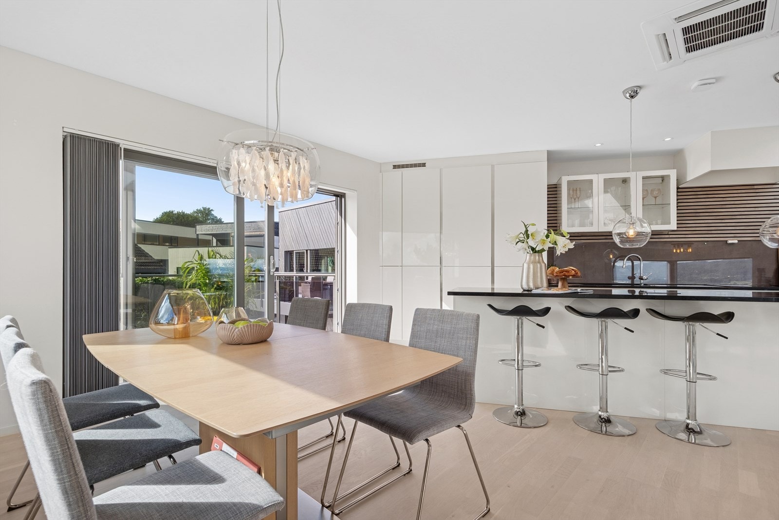 Fra kjøkkenet er det utgang til veranda på 19 kvm med elektrisk markise og glassrekkverk. Galleribilde