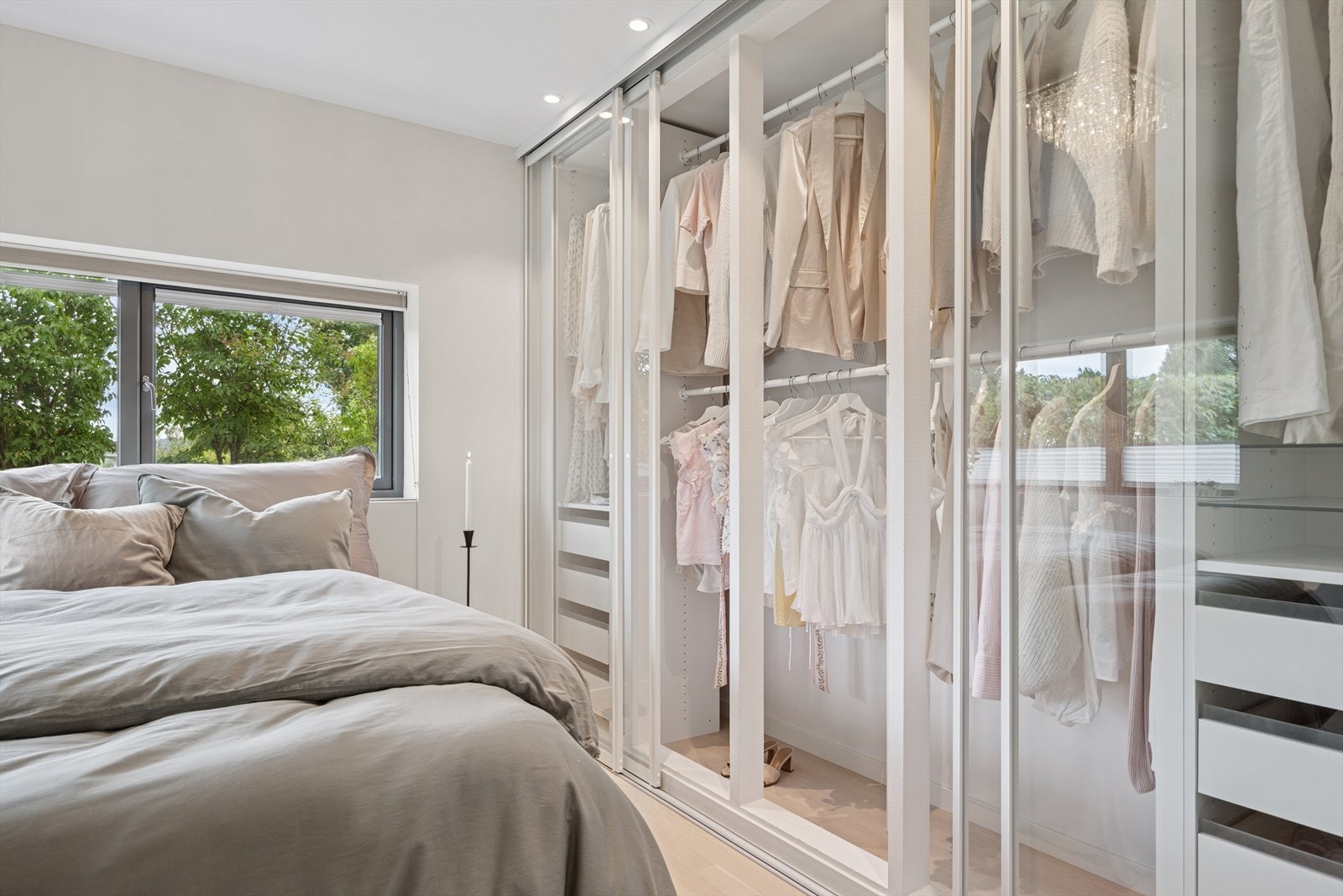 Lekker garderobe i glass fra Langlo. Galleribilde