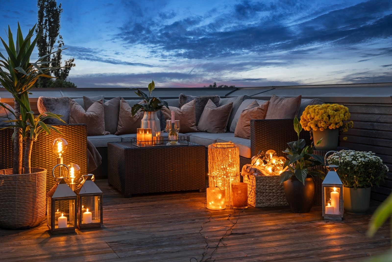 Fantastisk takterrasse på hele 28 kvm med 360 graders utsikt og sol hele dagen. Adkomst fra balkong i 2.etg. Her kan sommerkveldene nytes eller sole seg skjermet fra omgivelsene. Galleribilde