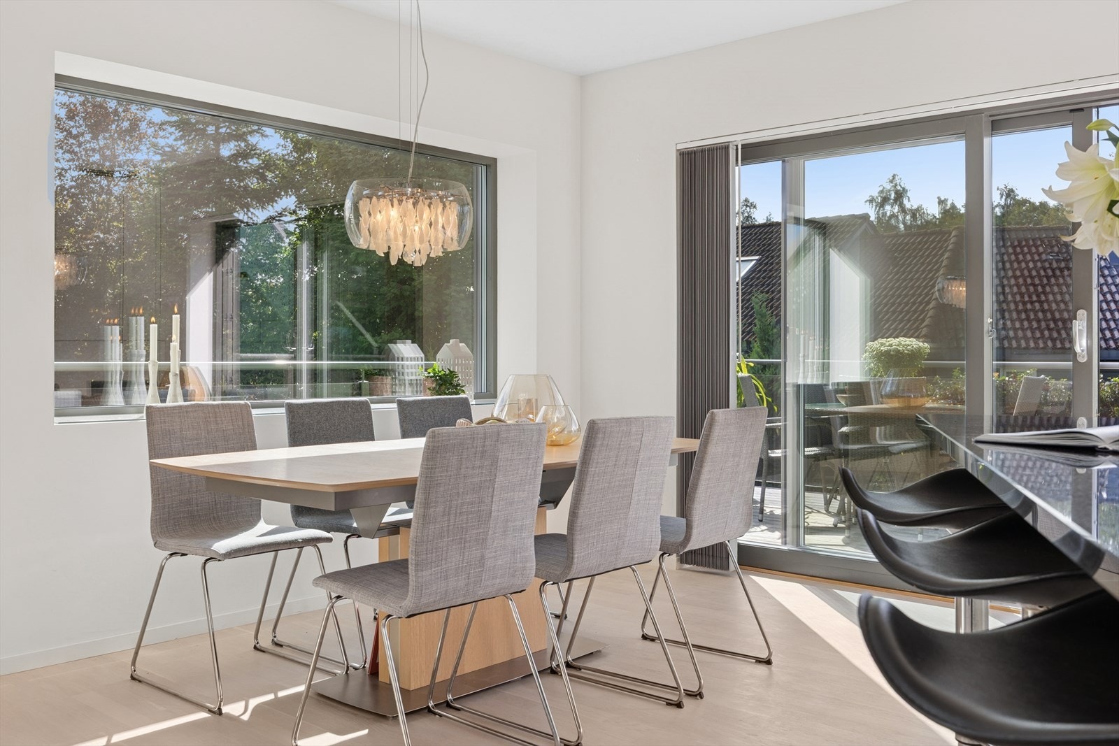 Plass for stort spisebord i kjøkkensonen - her ligger alt til rette for en sosial hverdag eller for sosiale lag. Utsikt mott Vassfjeller og utgang til balkong med elektrisk markise. Galleribilde