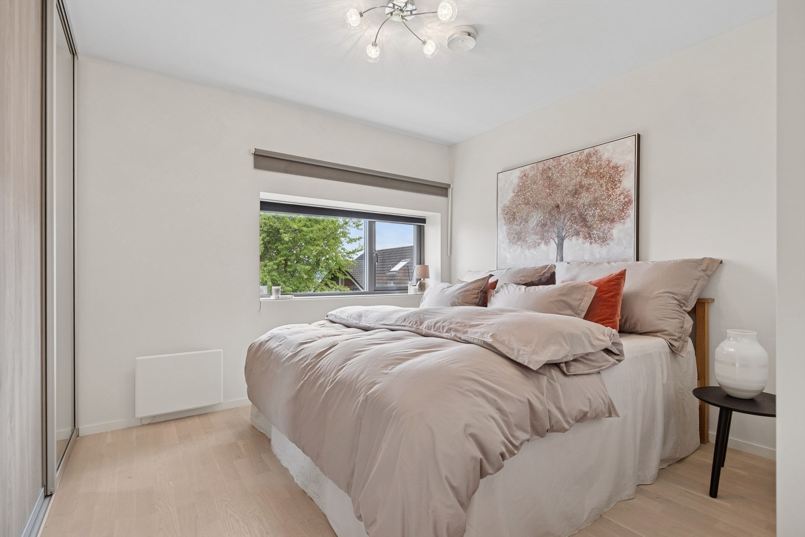 Romslig soverom som vender mot rolig hageområde. Alle soverommene har skyvedørsgarderober fra Langlo. Galleribilde