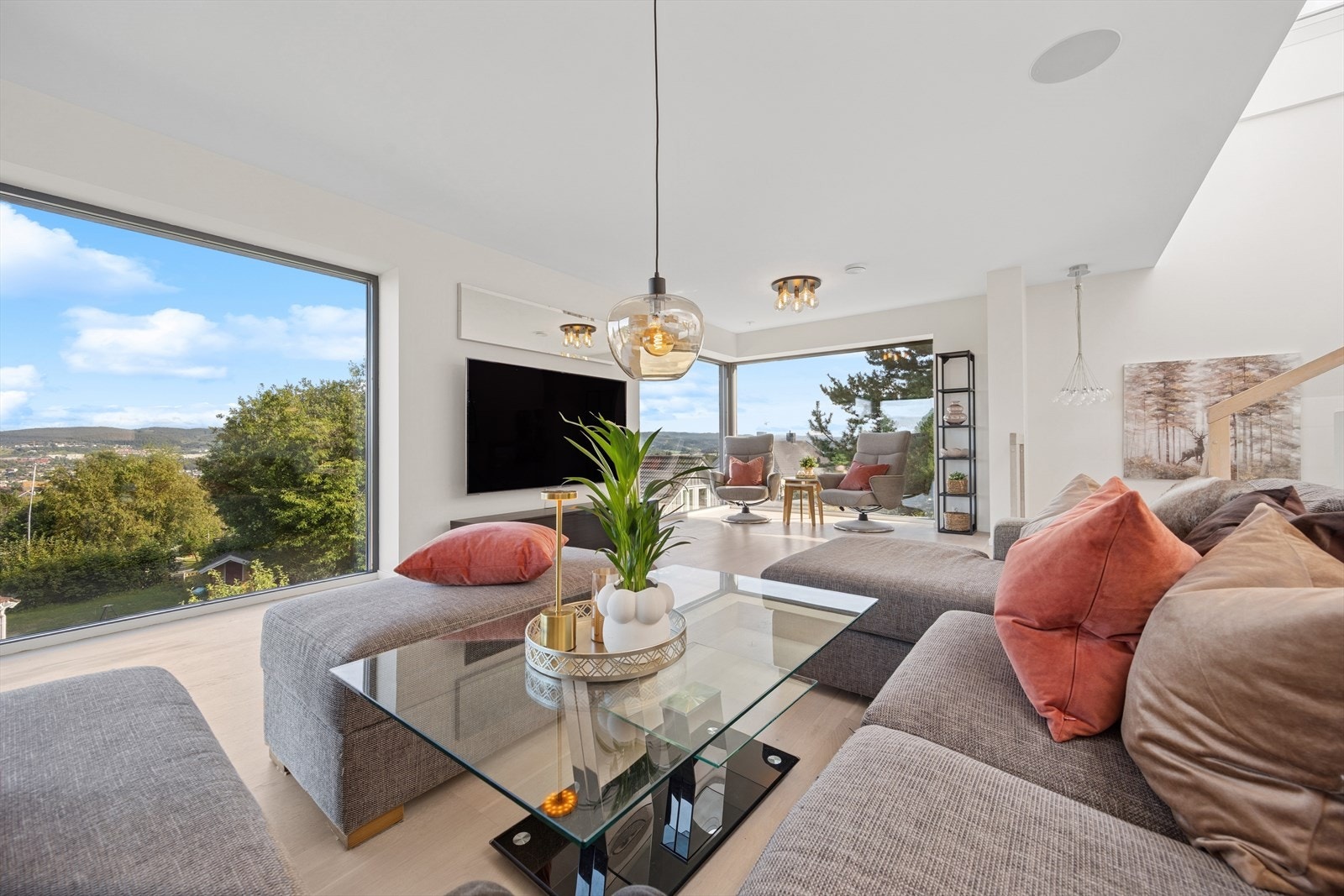 Hjørnevinduer på stue fra gulv til tak. Romslig og luftig stue/kjøkken på hele 64 kvm med plass for å møblere med flere soner og møbelgrupper. Parkett er av type Pearl eik. Galleribilde