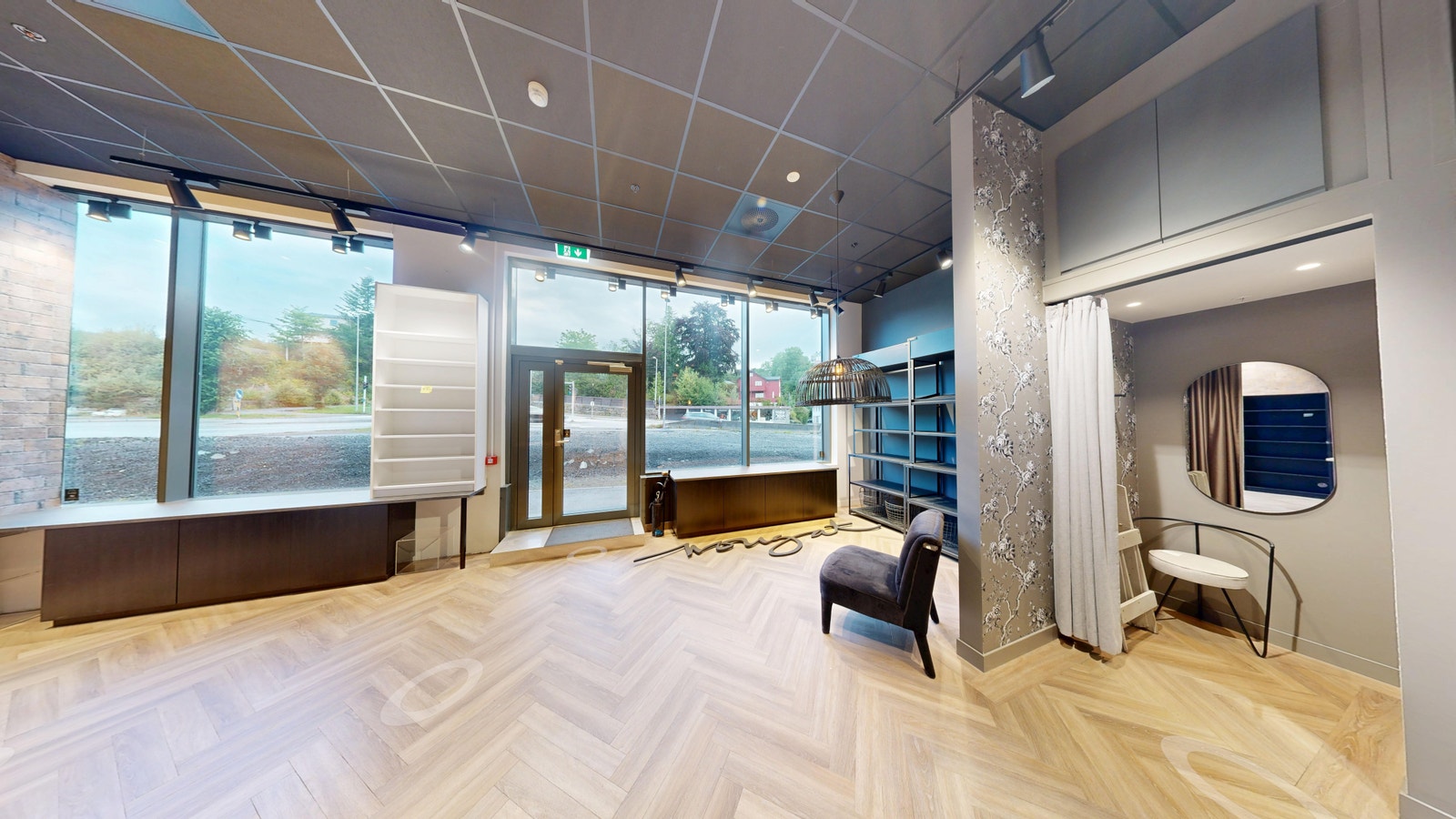 Lyst og moderne lokale med store vindusflater og fleksible løsninger – perfekt for butikk, kafé eller servering. Galleribilde