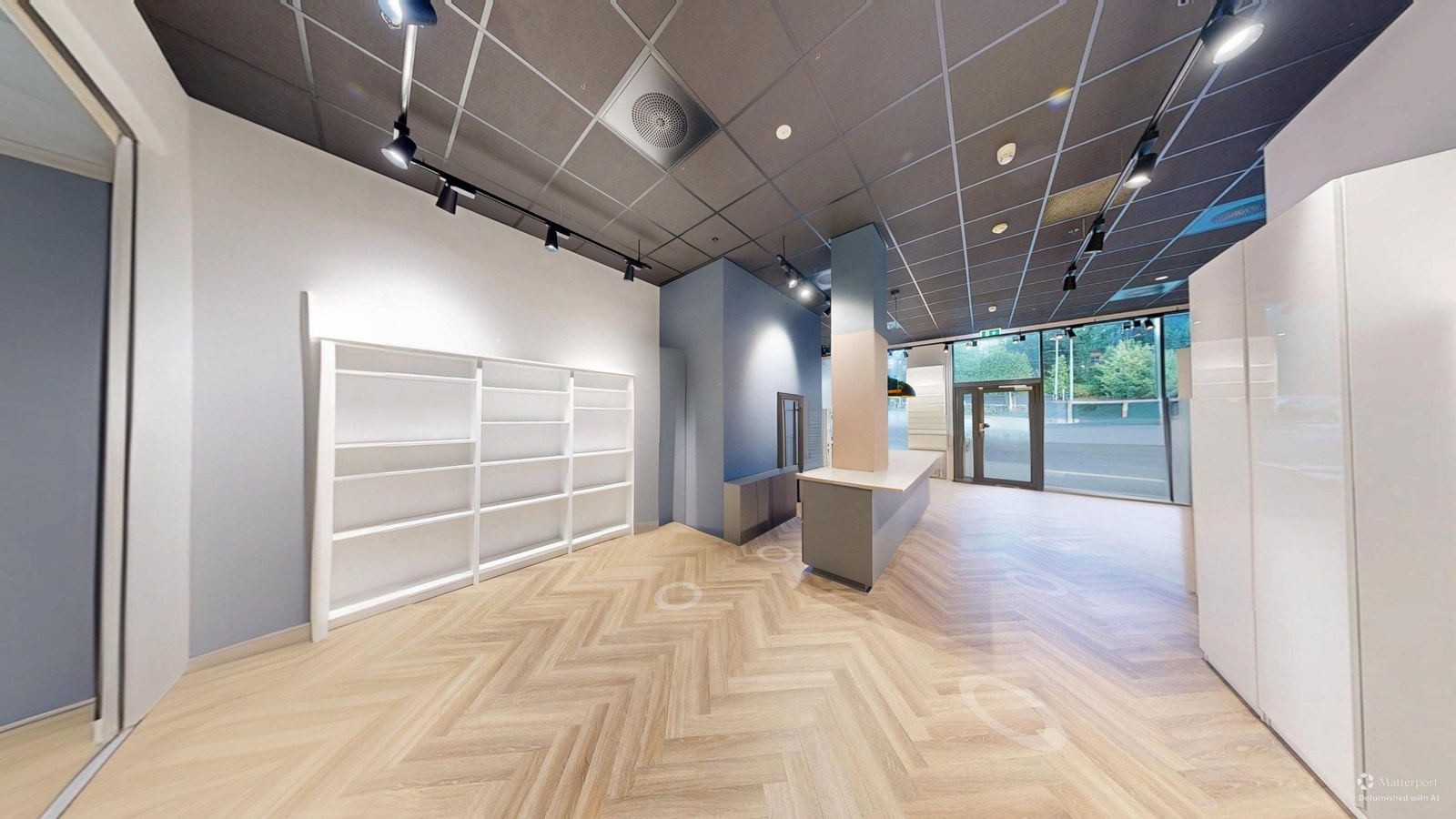 Lyst og moderne lokale med store vindusflater og fleksible løsninger – perfekt for butikk, kafé eller servering. Galleribilde