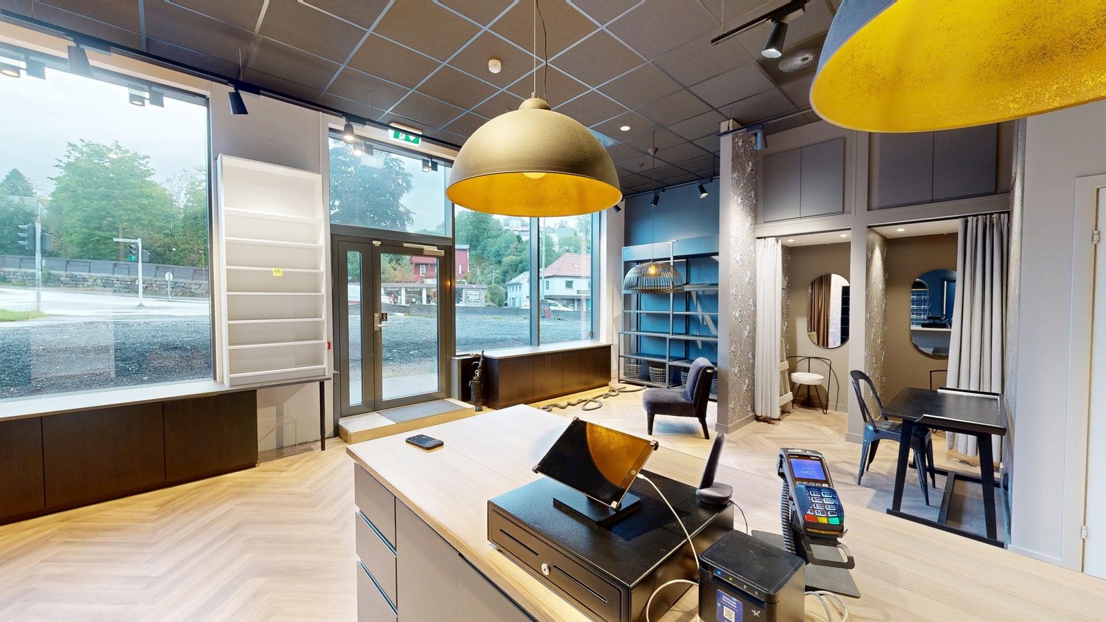 Lyst og moderne lokale med store vindusflater og fleksible løsninger – perfekt for butikk, kafé eller servering. Galleribilde