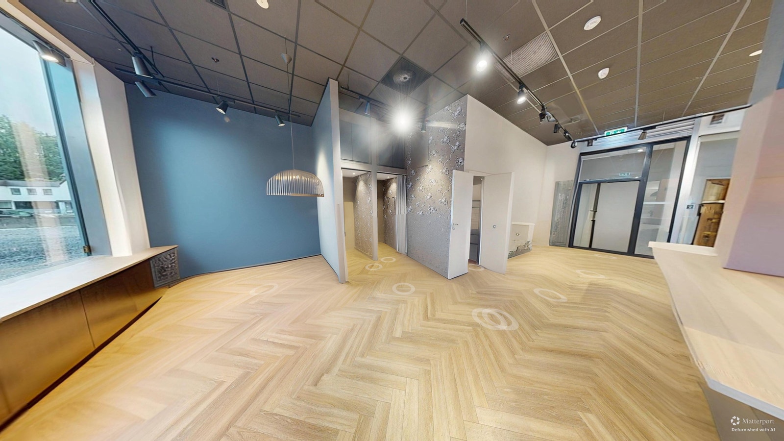 Lyst og moderne lokale med store vindusflater og fleksible løsninger – perfekt for butikk, kafé eller servering. Galleribilde