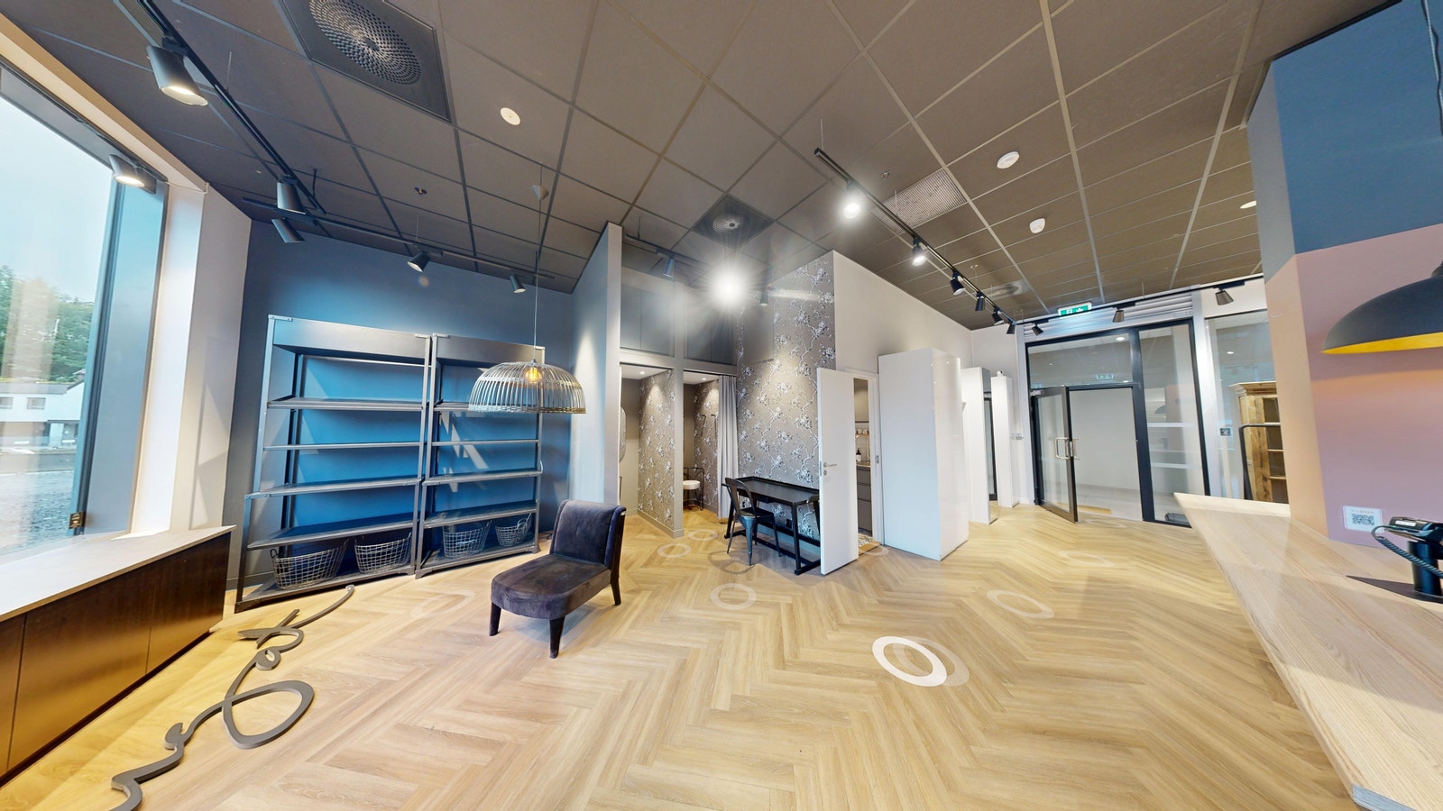 Lyst og moderne lokale med store vindusflater og fleksible løsninger – perfekt for butikk, kafé eller servering. Galleribilde