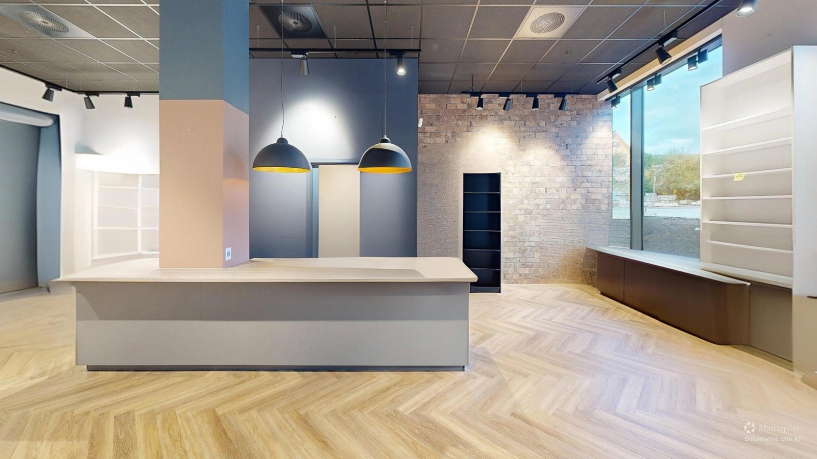 Lyst og moderne lokale med store vindusflater og fleksible løsninger – perfekt for butikk, kafé eller servering. Galleribilde