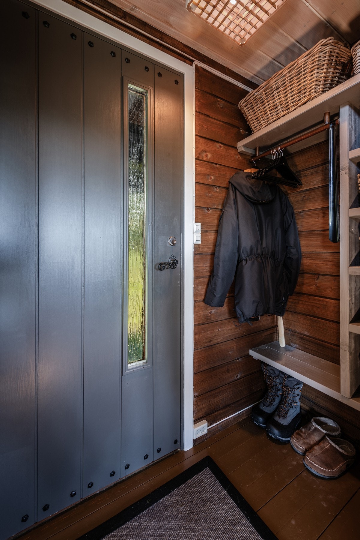 Velkommen inn! Entré med plass for å henge fra seg yttertøyet. Galleribilde