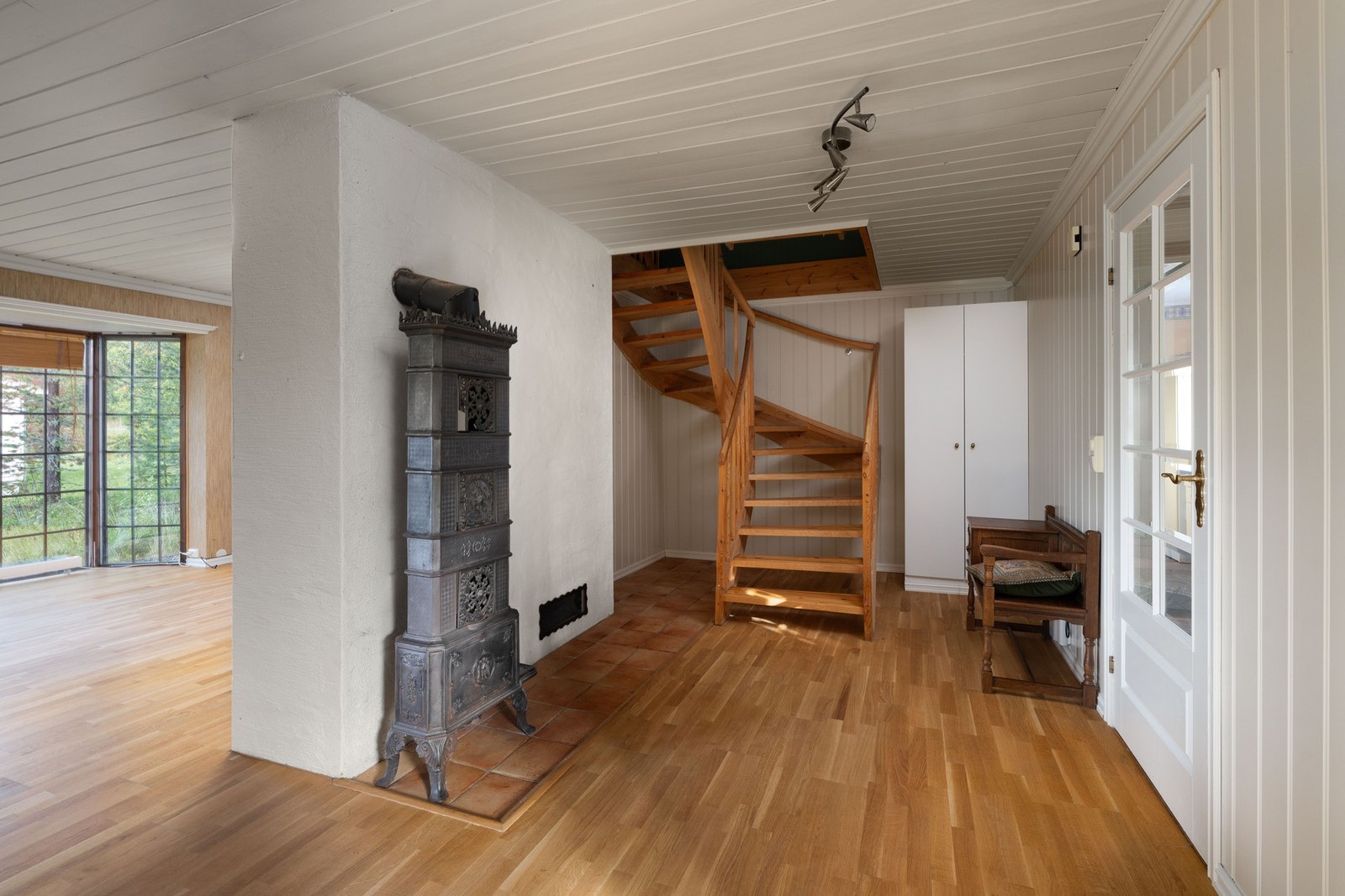 Hall med trappeløp opp til 2.etasje Galleribilde