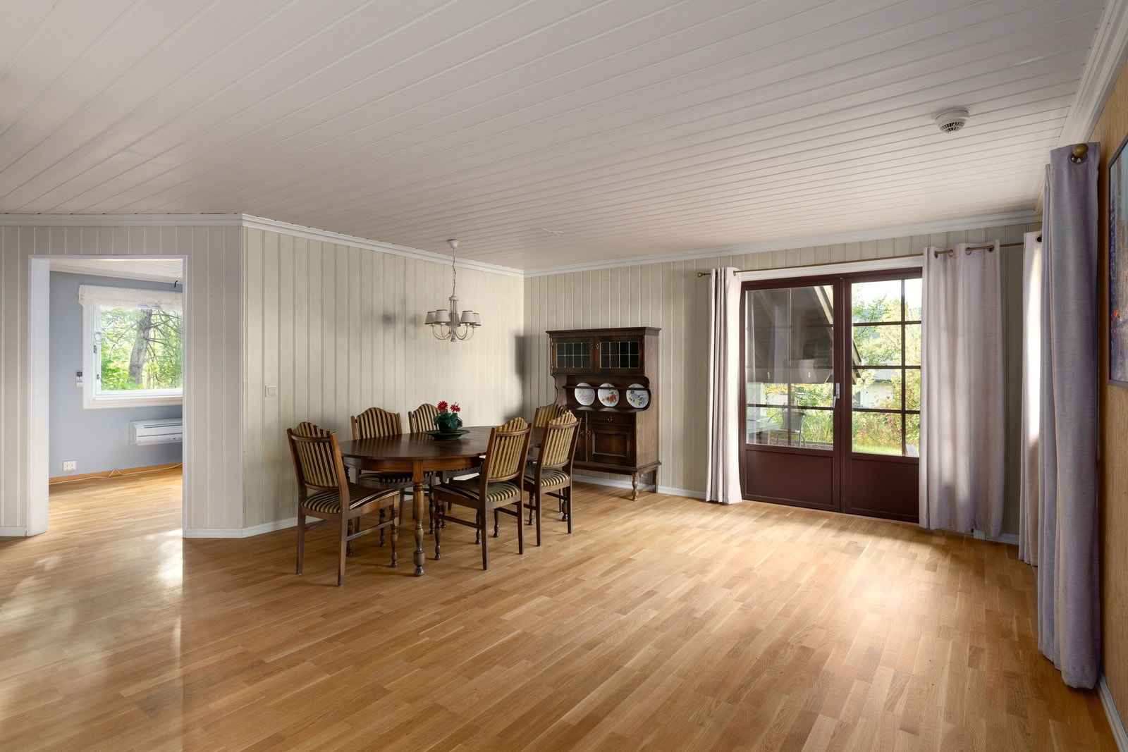 Spisestue med videre utgang til delvis overbygd terrasse/hage Galleribilde