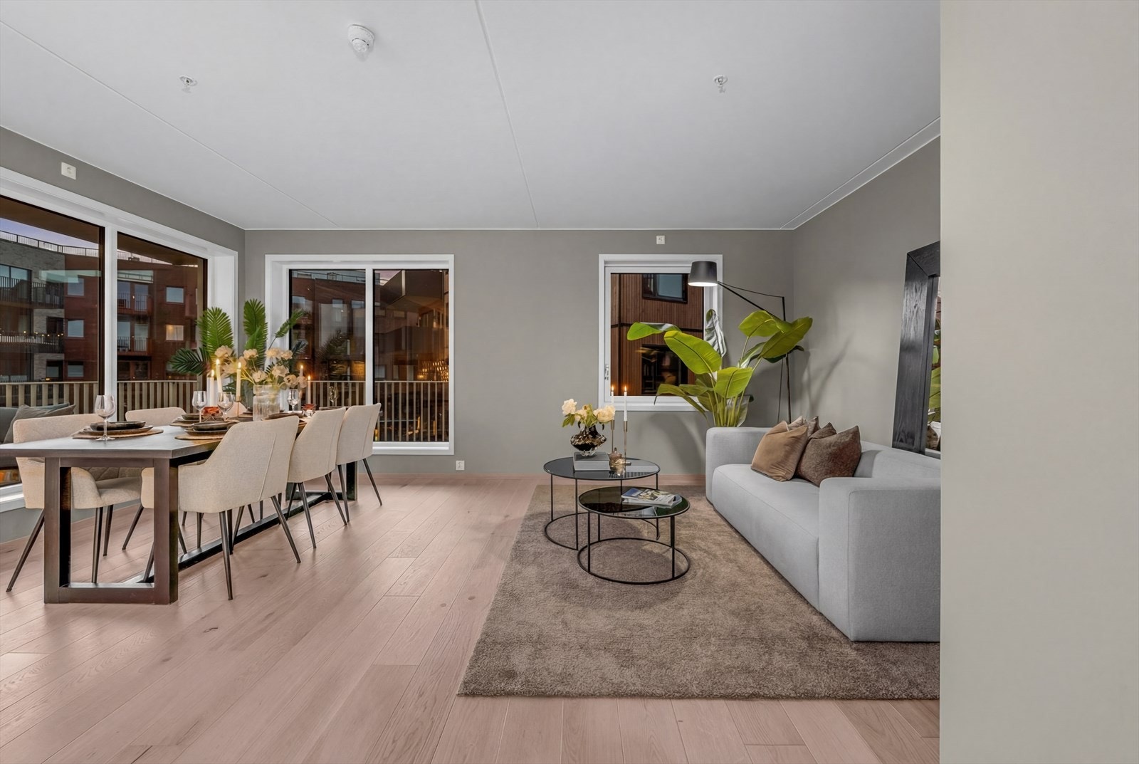 Rommet er lett å møblere og gir god plass til både sofagruppe med tilhørende møblement og en hyggelig spisegruppe Galleribilde