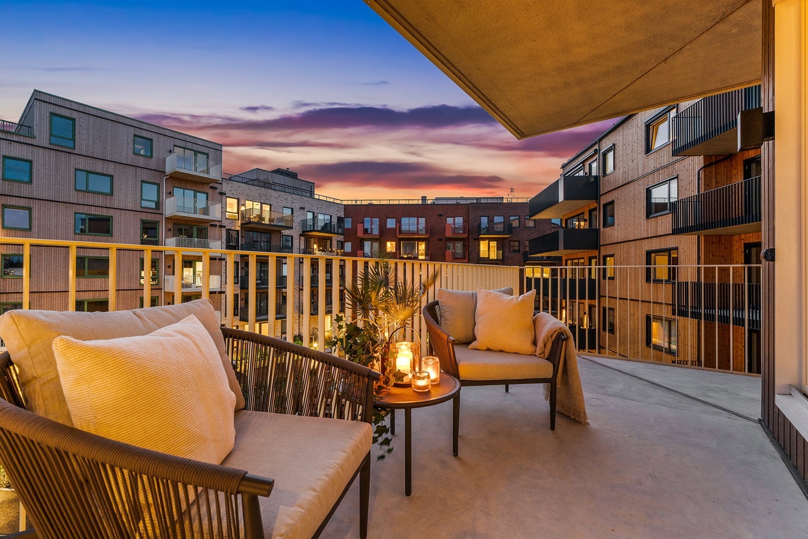 Romslig og herlig balkong på 17 m² med direkte adkomst fra stue/kjøkken Galleribilde