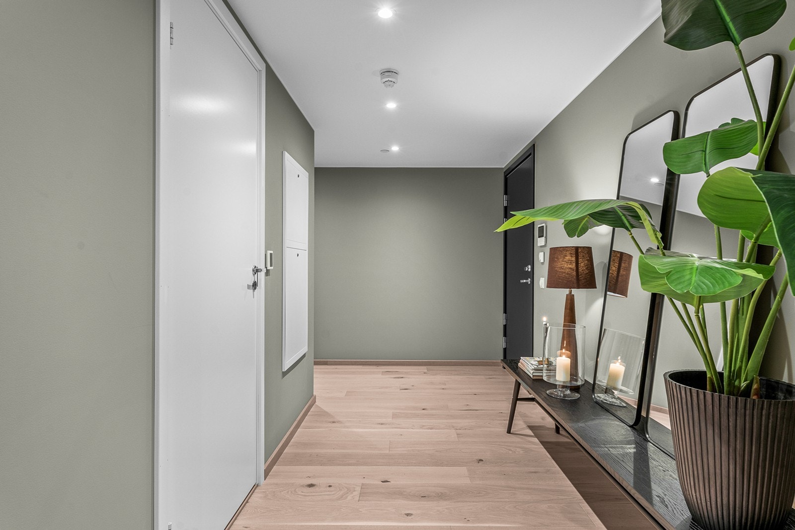 Lys og romslig entré som gir deg et moderne førsteinntrykk av boligen Galleribilde
