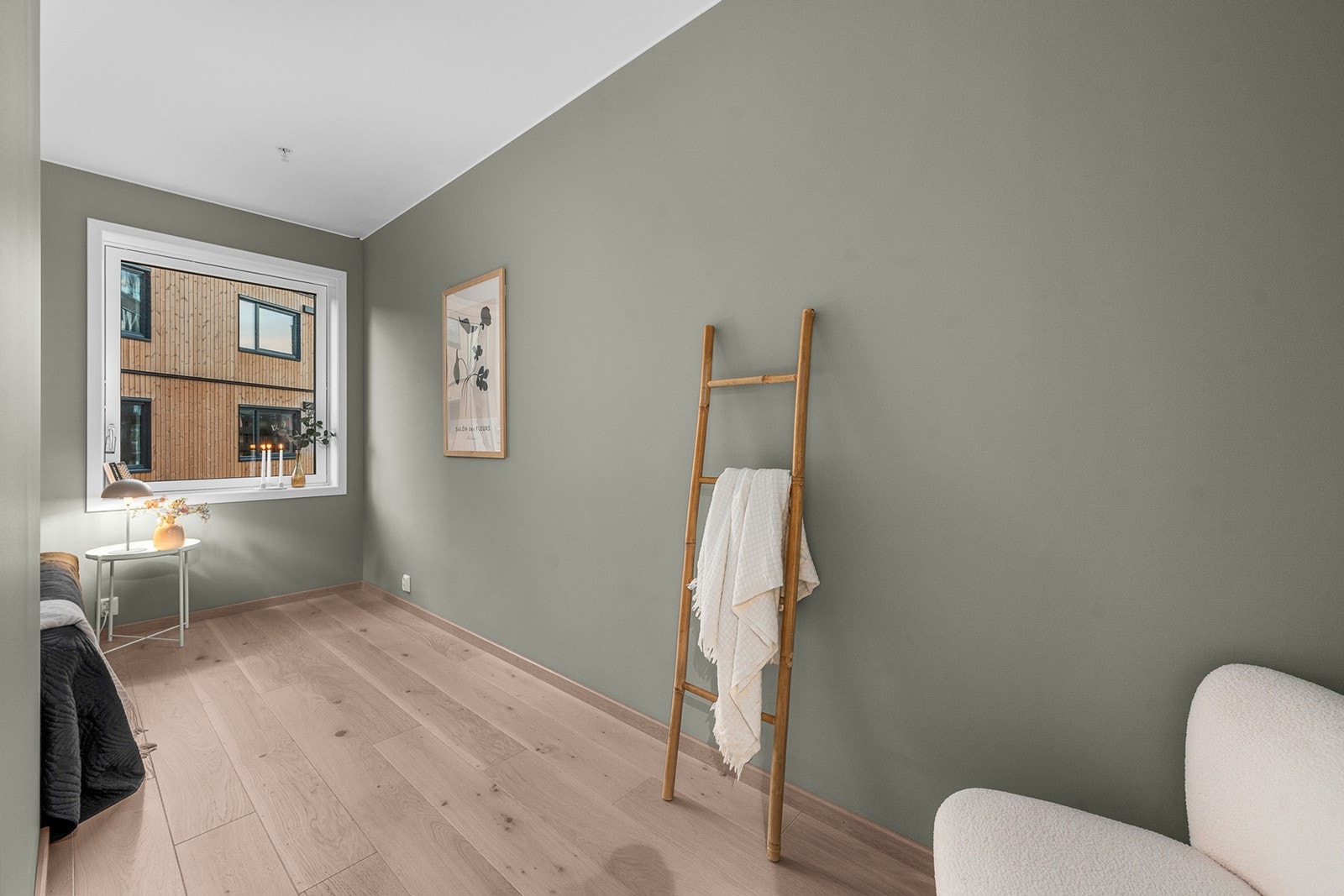 Rommets vindusflate gir godt med lysinnslipp og gjør det enkelt å lufte ut Galleribilde