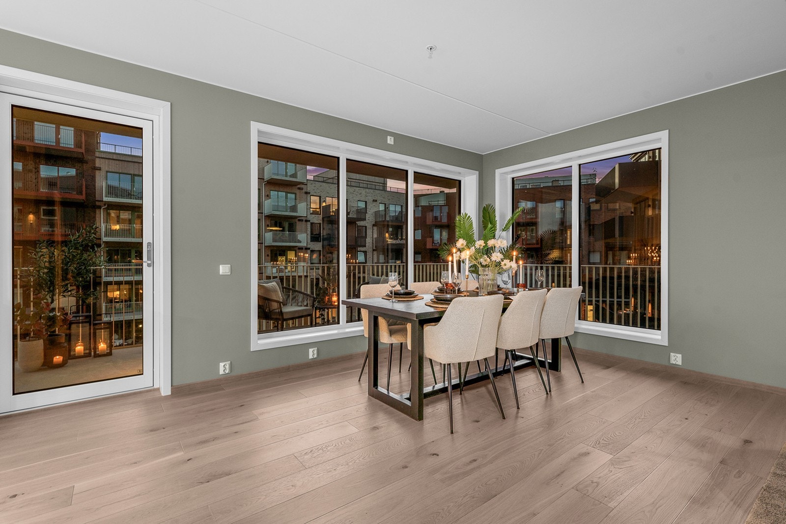 Store vindusflater på to sider fyller rommet med lys og gir en herlig, åpen følelse Galleribilde