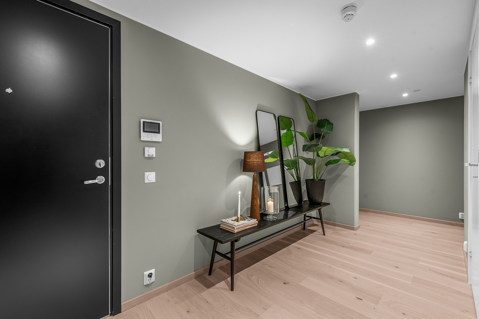 Her har du rikelig med plass til oppbevaring av yttertøy og sko. Det er montert dørcalling ved inngangsdør Galleribilde