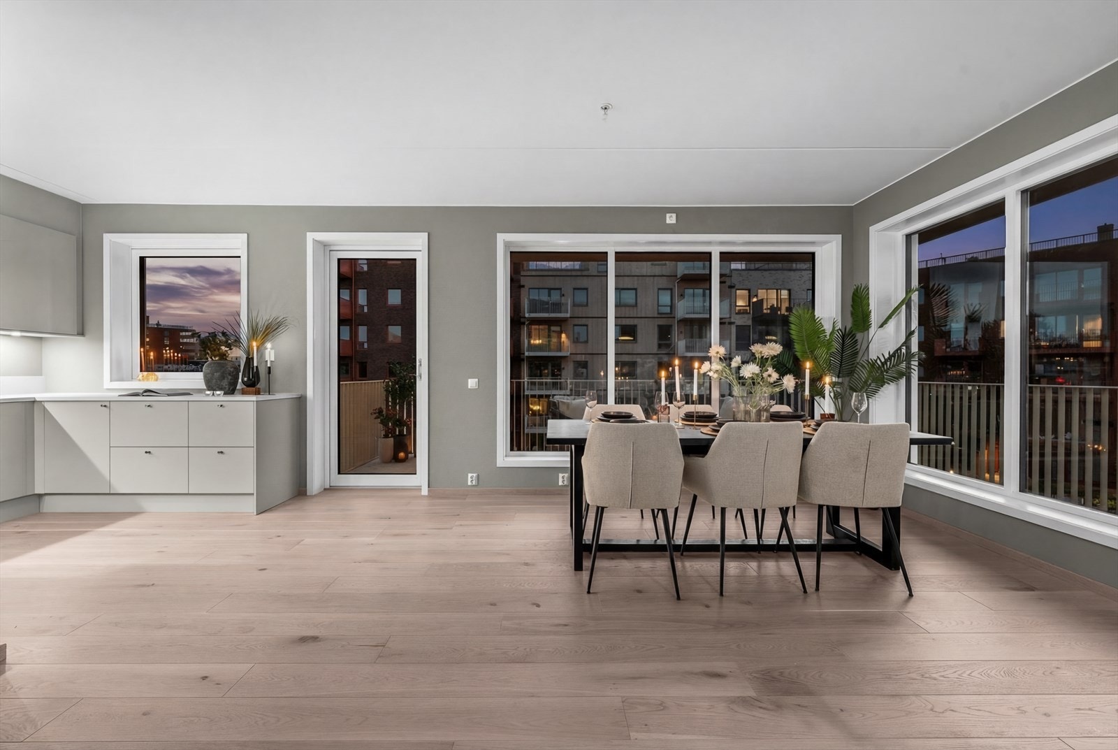 Her er det rikelig med plass til å innrede med et hyggelig spisebord Galleribilde