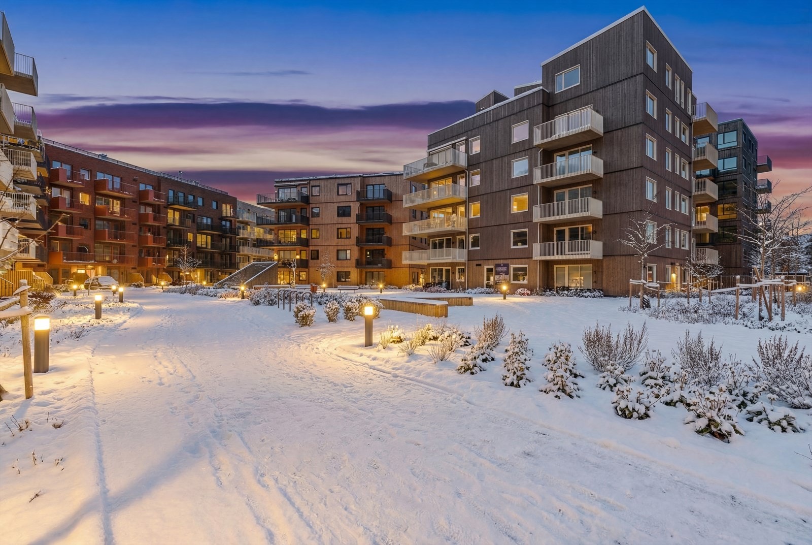 For barnefamilier er det flere skoler og barnehager i nærheten, og området er kjent for sitt trygge og rolige nabolag. Her finner du også et rikt utvalg av fritidstilbud, som idrettsanlegg, turstier og nærhet til både natur og servicefunksjoner Galleribilde
