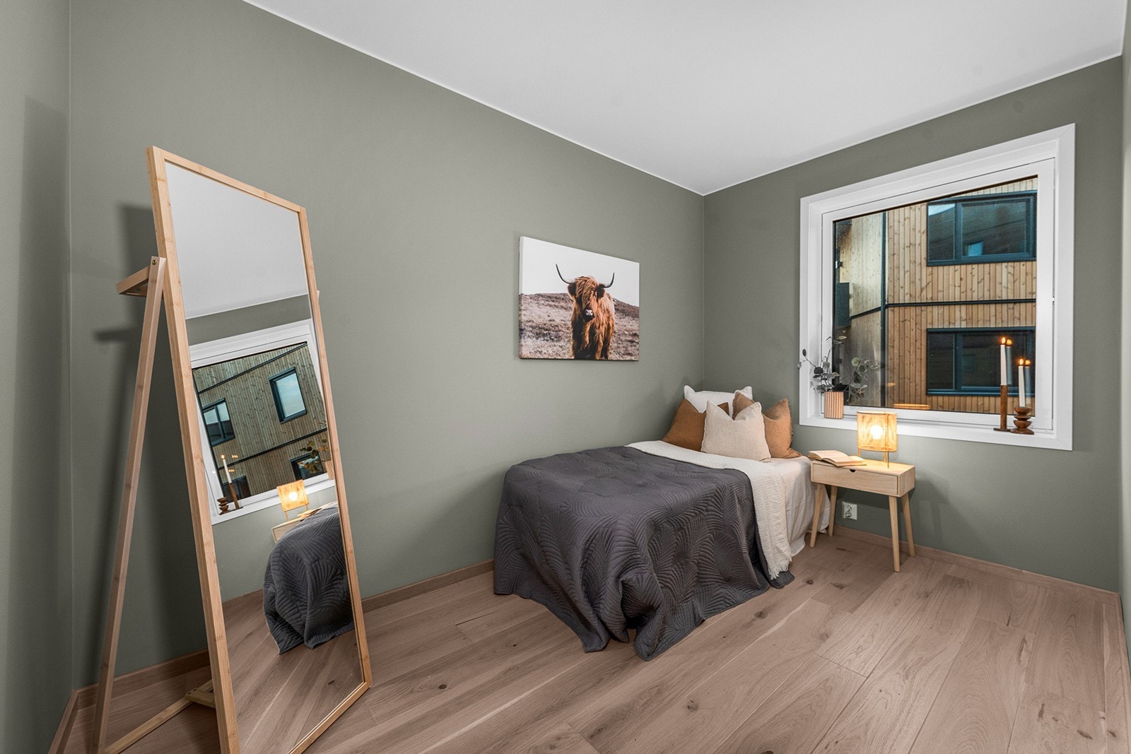 Leilighetens andre soverom er også av god størrelse med store vindusflater som gir godt med lysinnslipp og gjør det enkelt å lufte ut Galleribilde