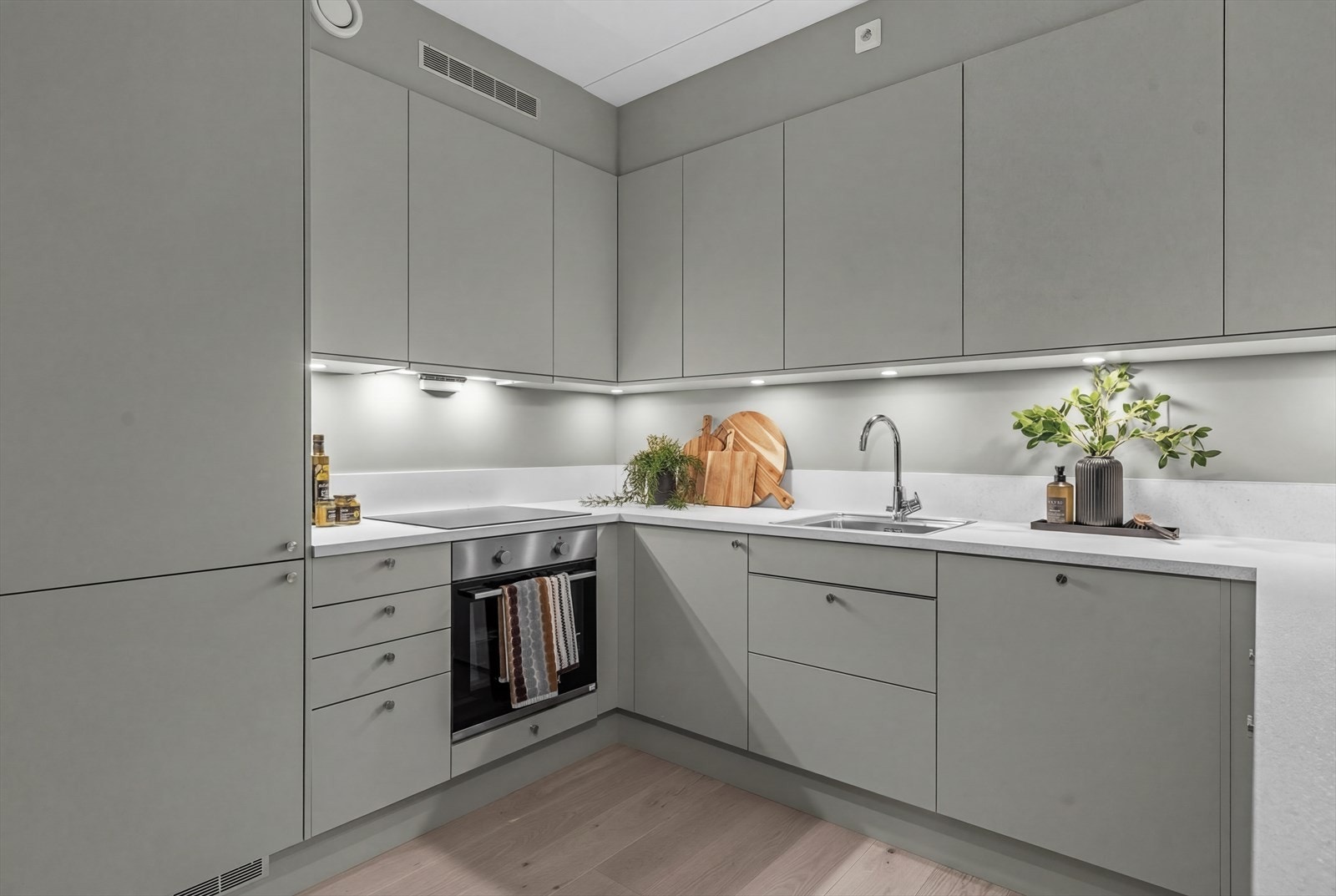 Her får du rikelig med både oppbevaringsplass og benkeplass, noe som gjør kjøkkenet både funksjonelt og praktisk Galleribilde