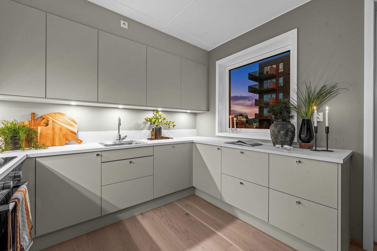 Kjøkkenet ligger i åpen og sosial løsning mot stue, og de store vindusflatene slipper inn rikelig med naturlig lys samt gir gode muligheter for utlufting Galleribilde