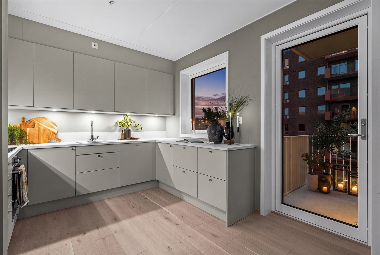 Moderne og tidsriktig kjøkken fra Norema med integrerte hvitevarer fra Electrolux eller tilsvarende leverandør Galleribilde