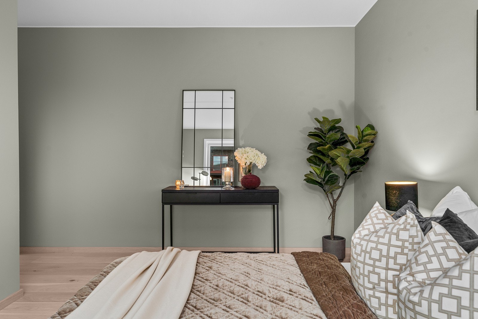 Rommet har god plass til dobbeltseng med nattbord, samt garderobeskap som gir praktiske oppbevaringsmuligheter. Fra soverommet har du direkte adgang til et lekkert bad Galleribilde