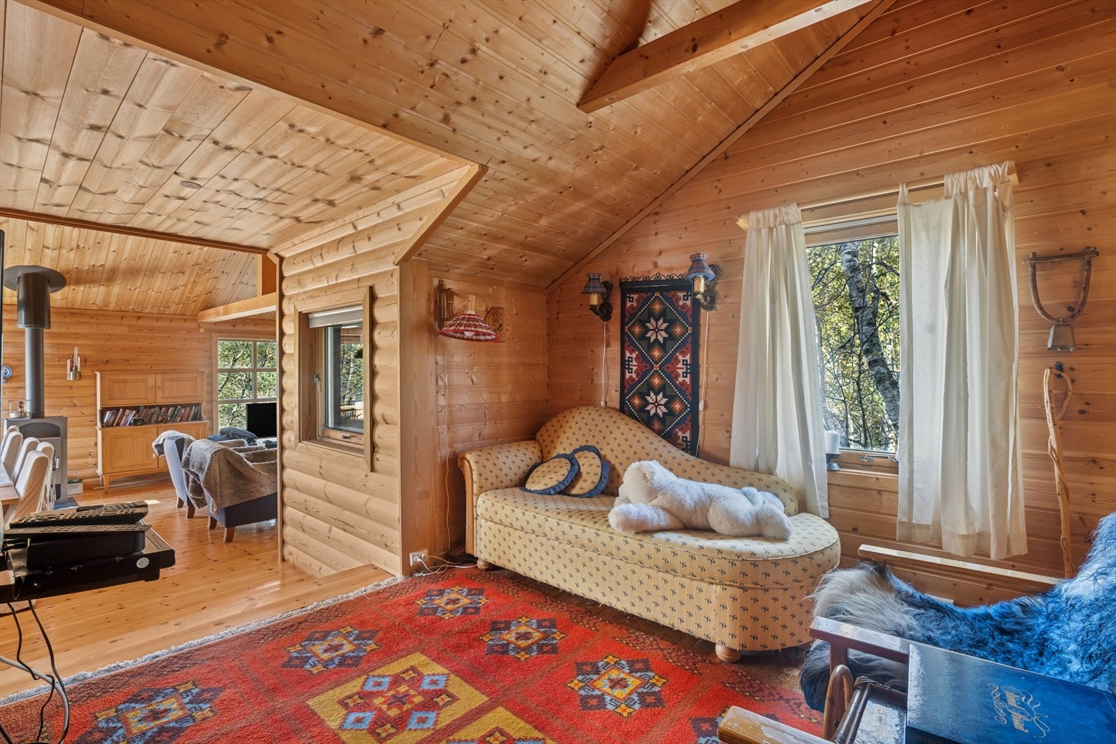 Fritidsboligen består av flere soner med god plass. Galleribilde