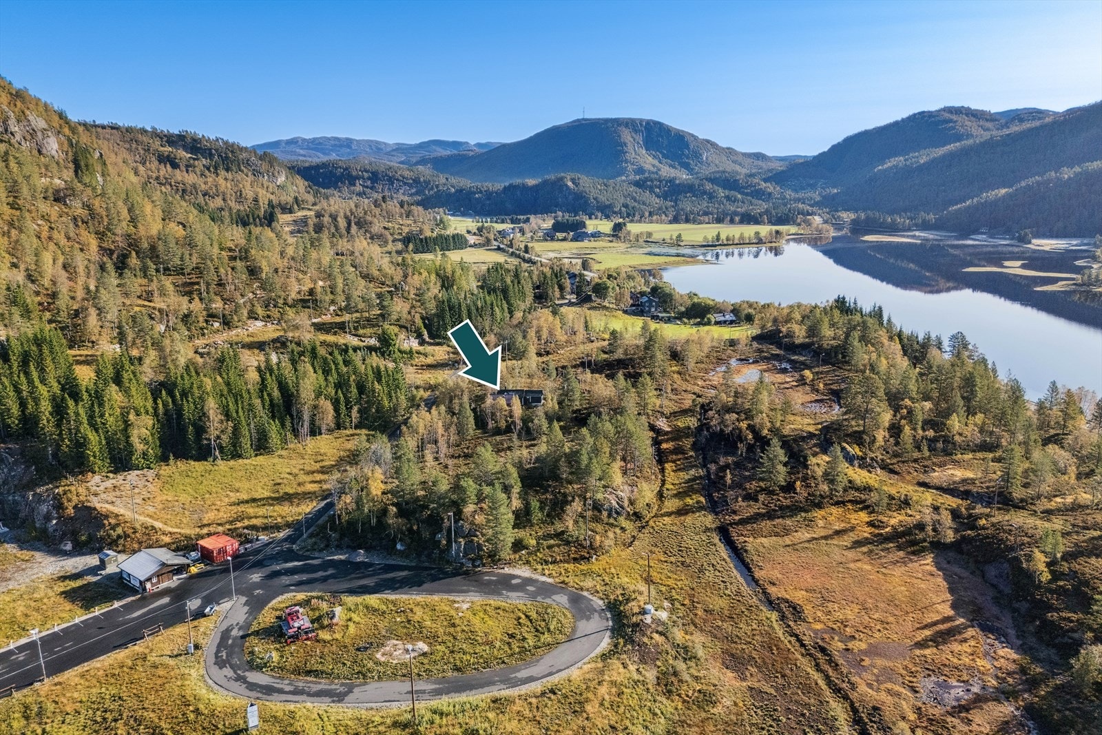Klattane 93 er en fritidsbolig beliggende i flotte omgivelser i Tjørhom, Sirdal. Galleribilde