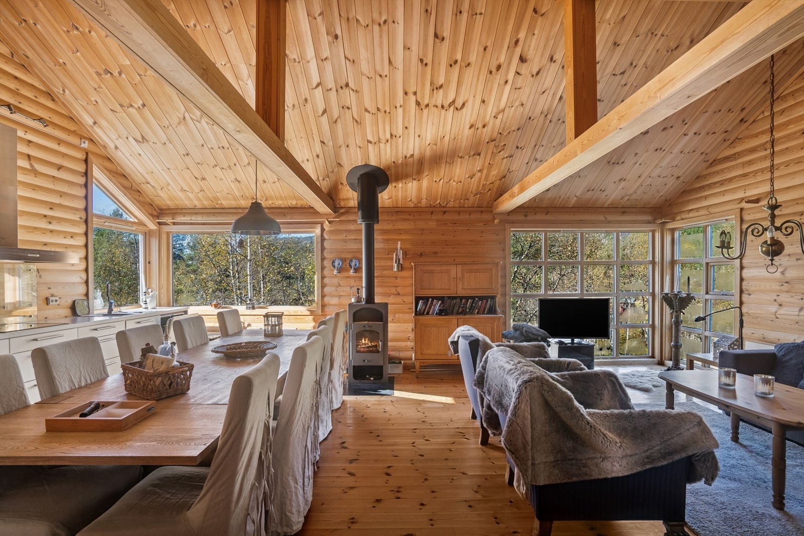 Innvendig består fritidsboligen av et hyggelig oppholdsrom med åpen løsning mellom stue og kjøkken som ble bygget i 2003. Galleribilde