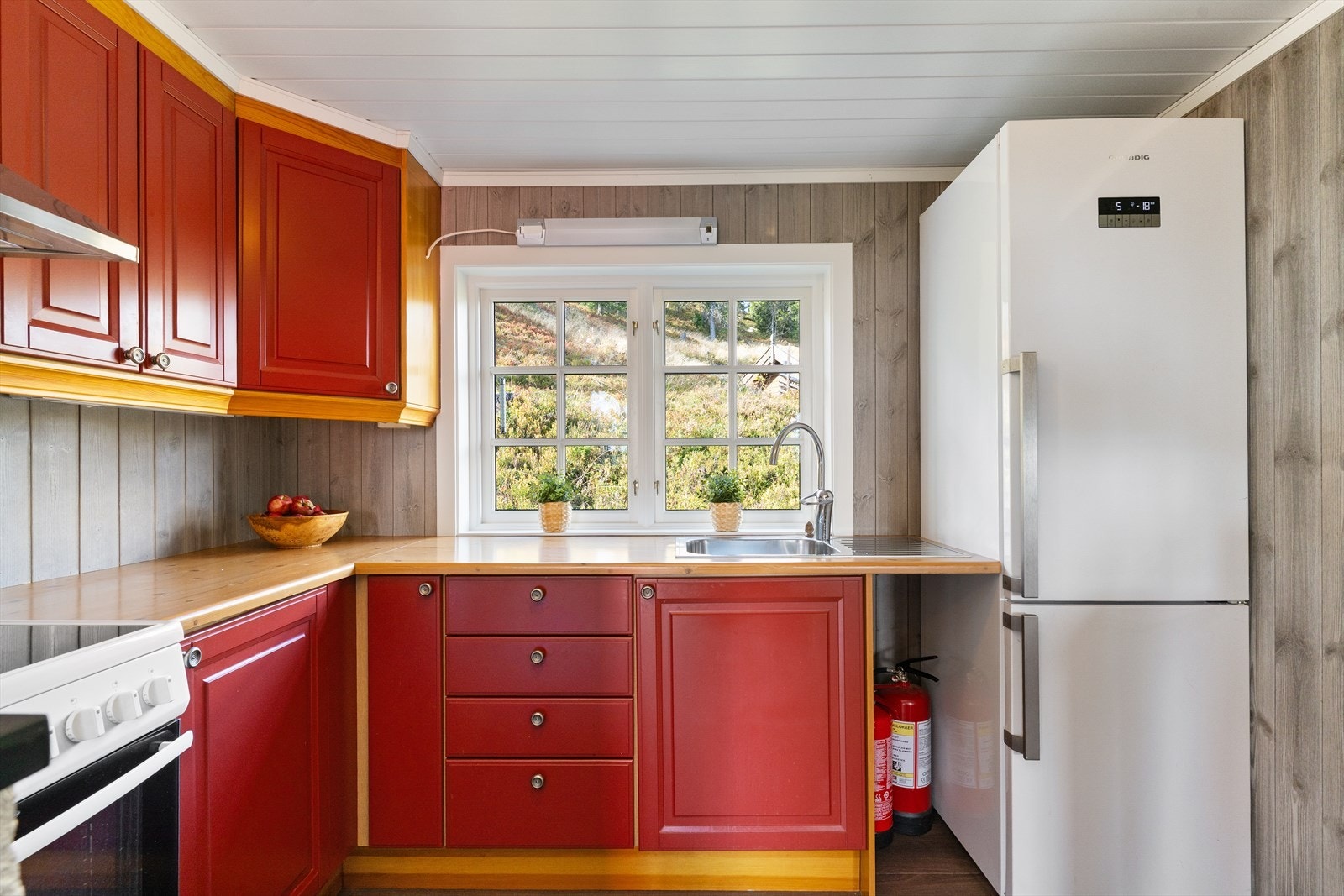 Et funksjonelt kjøkken med gode arbeidsflater. Galleribilde