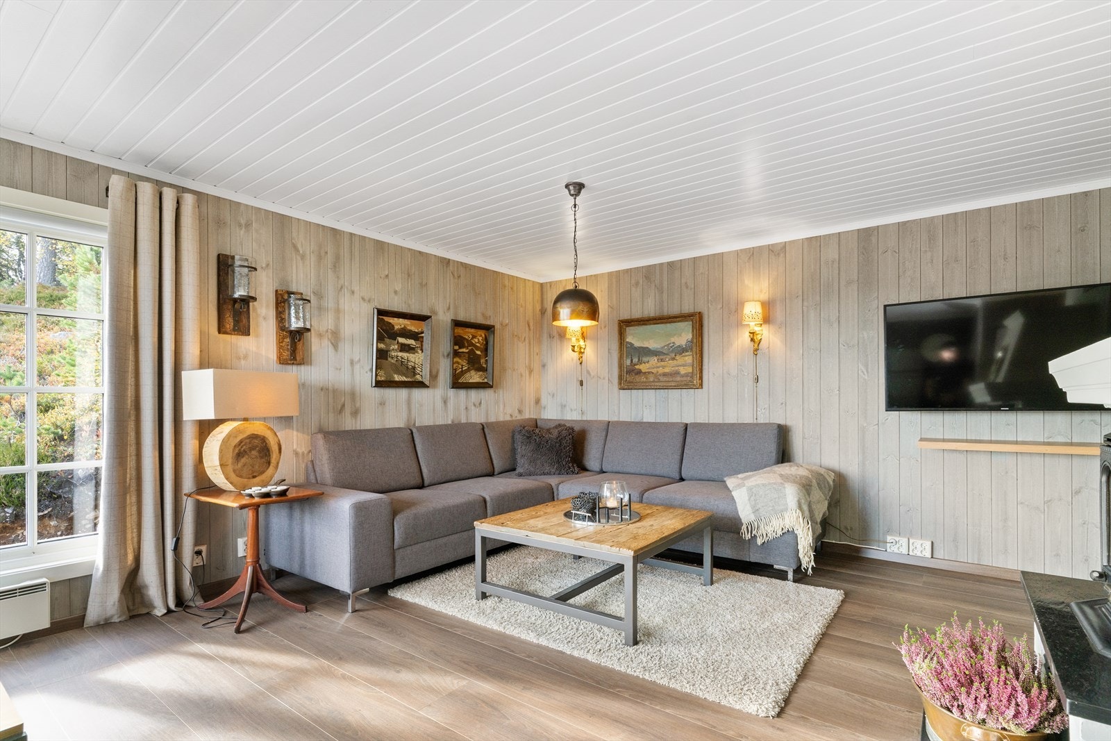 Stue og kjøkken har en delvis åpen løsning. Galleribilde