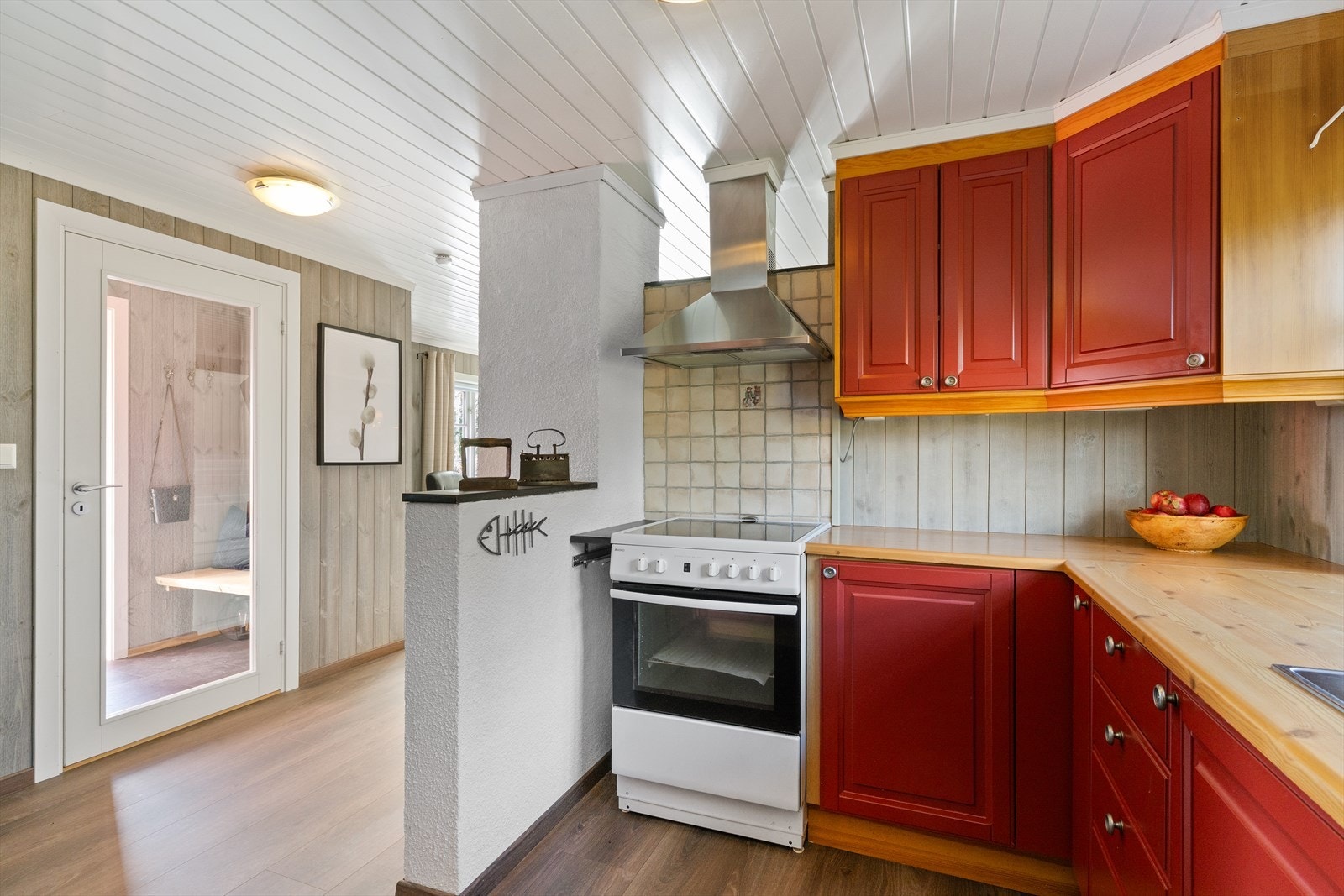 Kjøkkenet har en praktisk plassering midt i mellom stuedel og spisestue. Galleribilde