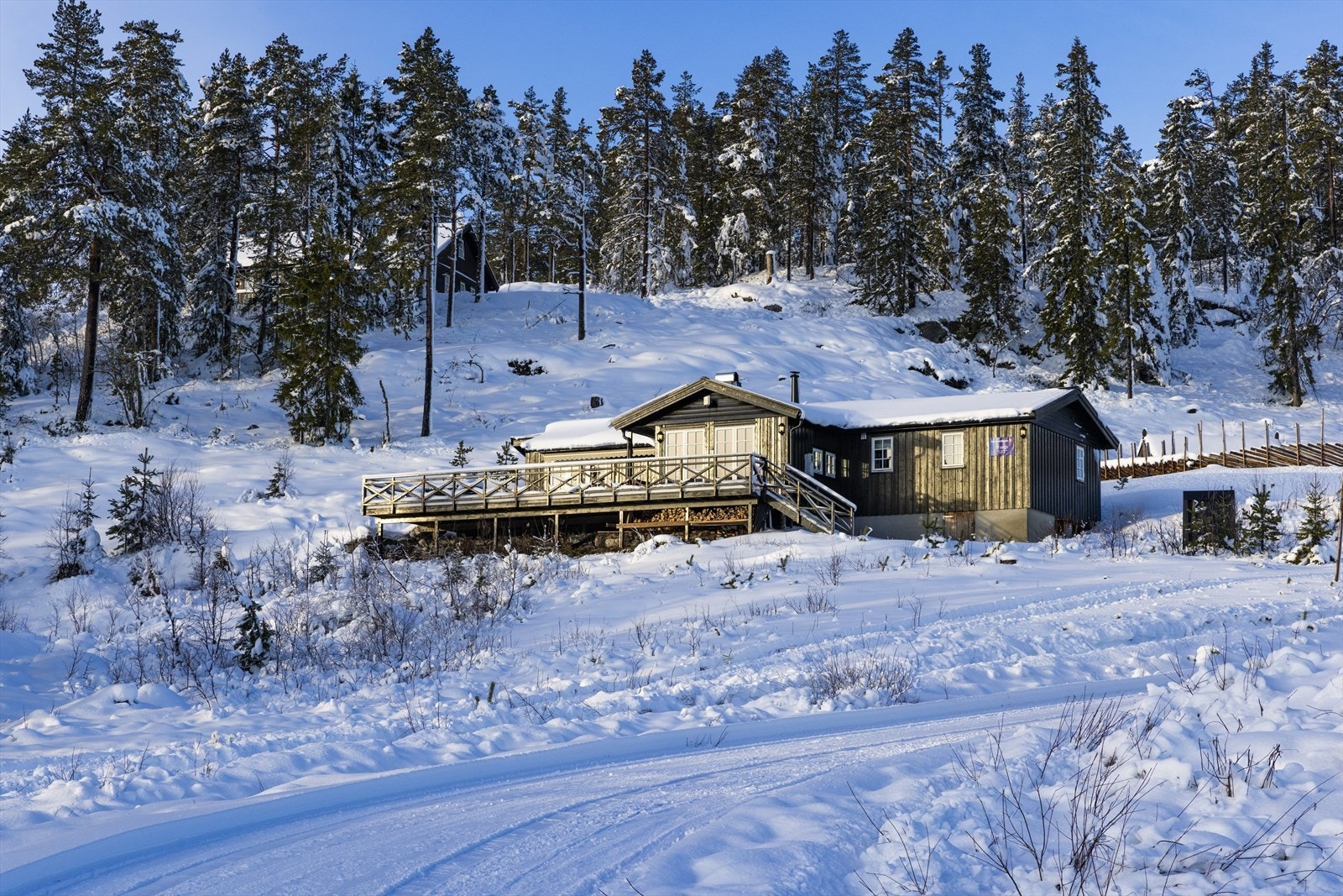 Eiendommen ligger luftig og fint til i terrenget, skjermet av åsen i bakkant. Galleribilde
