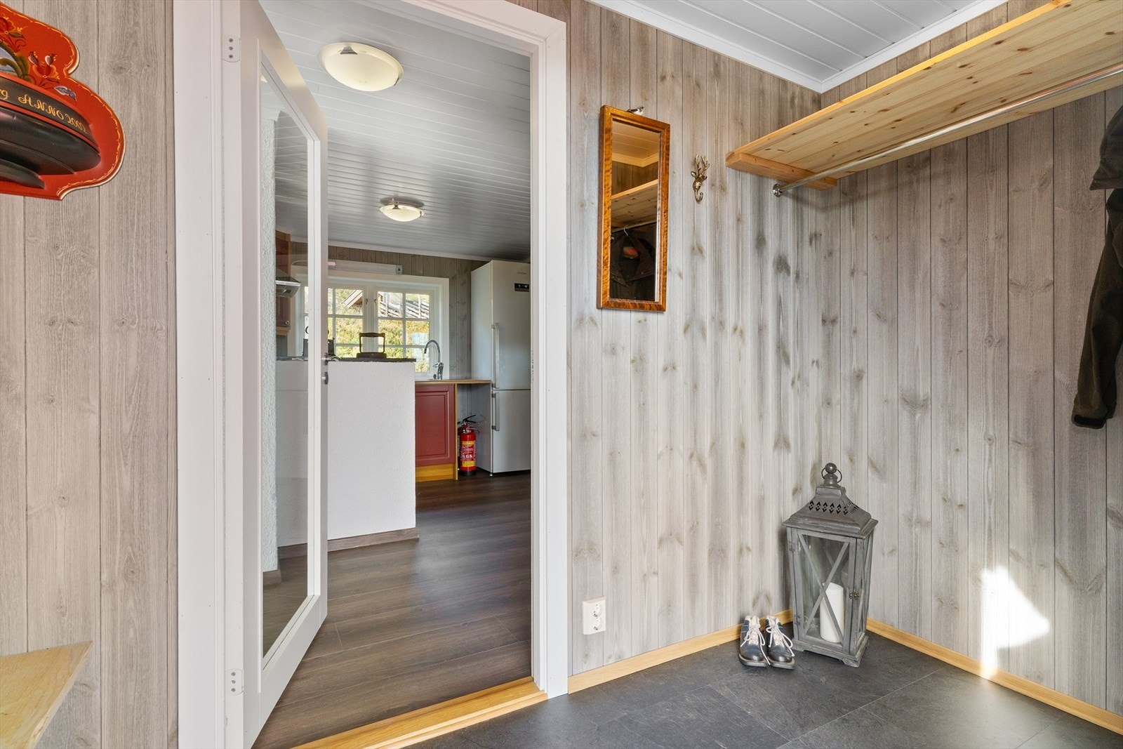 Videre ledes man inn i hyttas allrom. Galleribilde