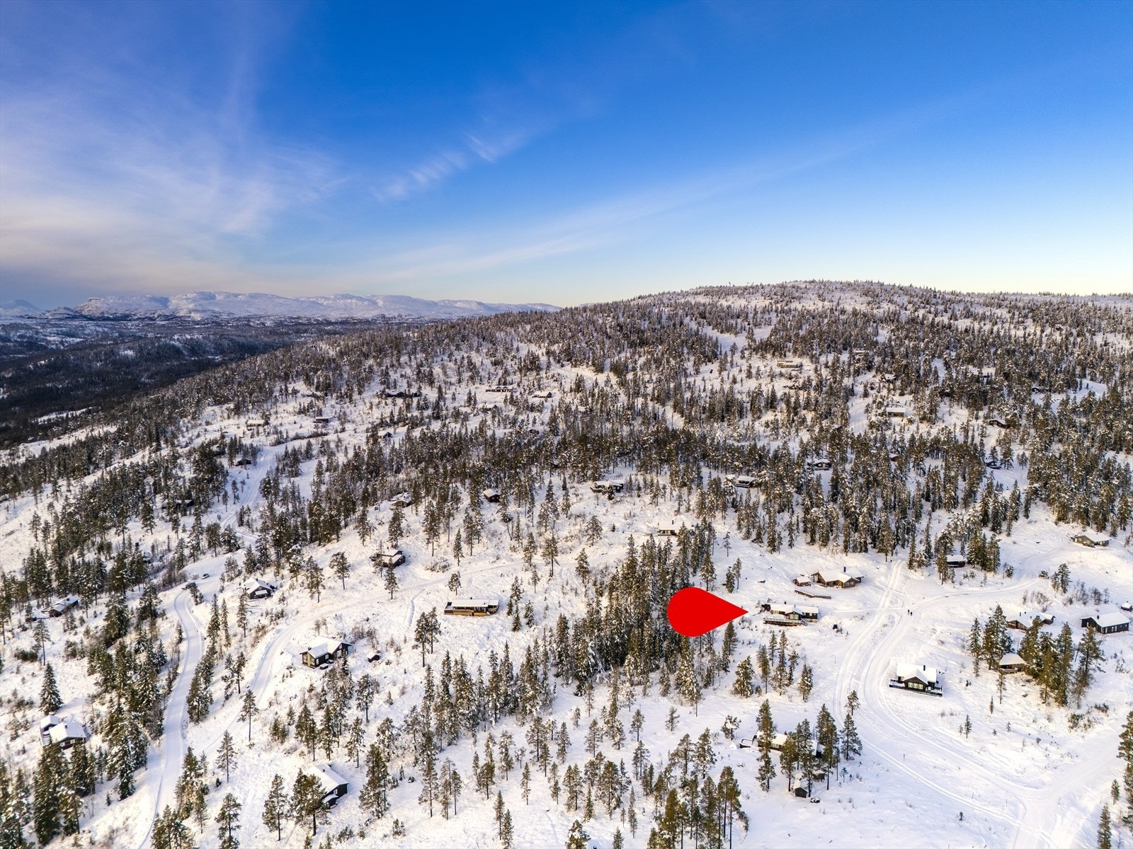 Hytta ligger i et eldre etablert hytteområde, som i nyere tid har blitt noe fortettet med ny hyttebebyggelse. Hytta er avmerket i terrenget med pil. Galleribilde