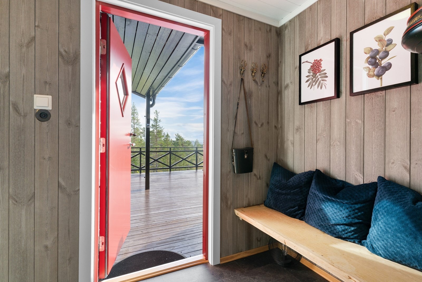 Man ønskes velkommen inn i et hyggelig vindfang med mulighet for oppheng av yttertøy. Galleribilde