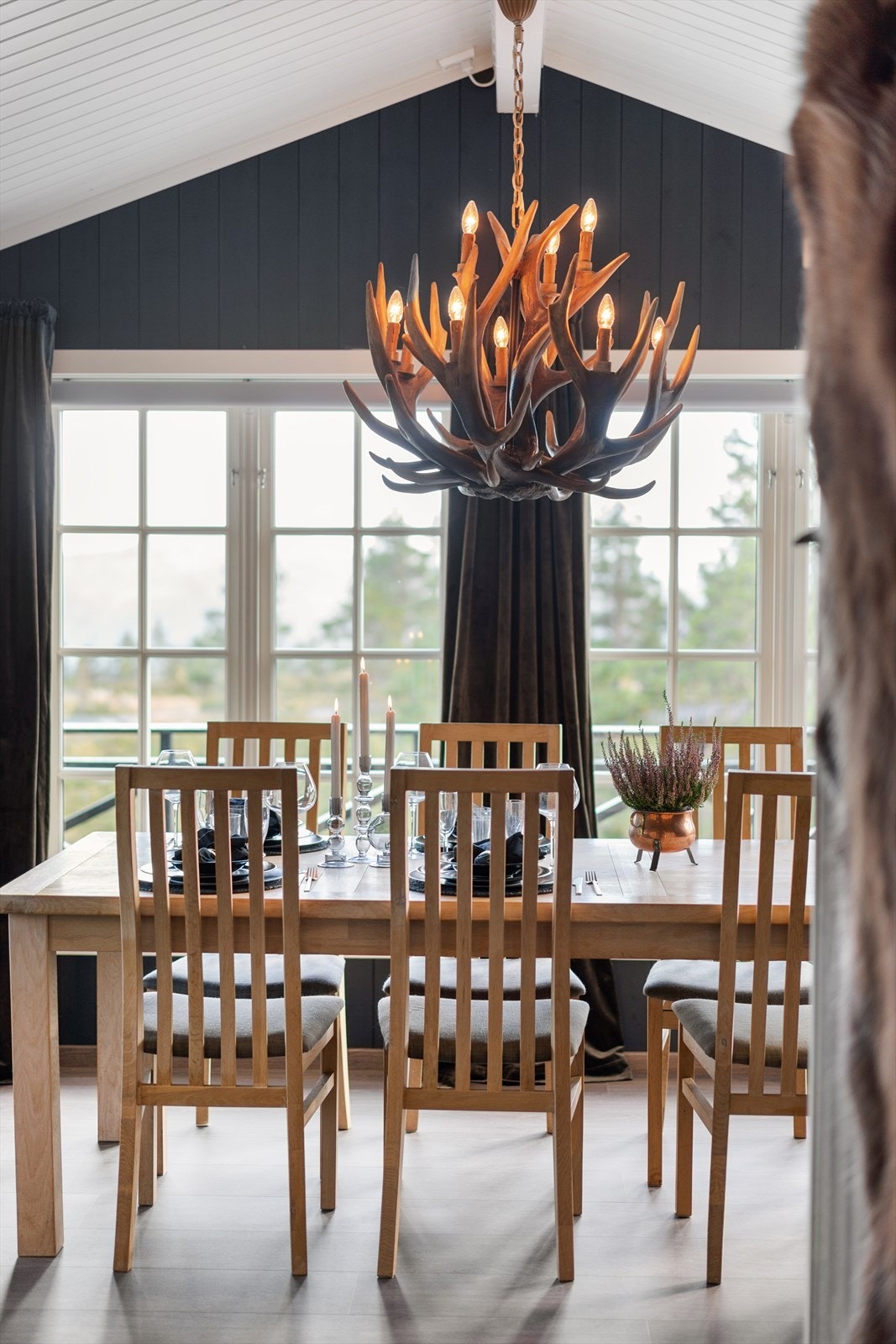 Den mønte himlingen gir ekstra takhøyde og en god romfølelse. Galleribilde