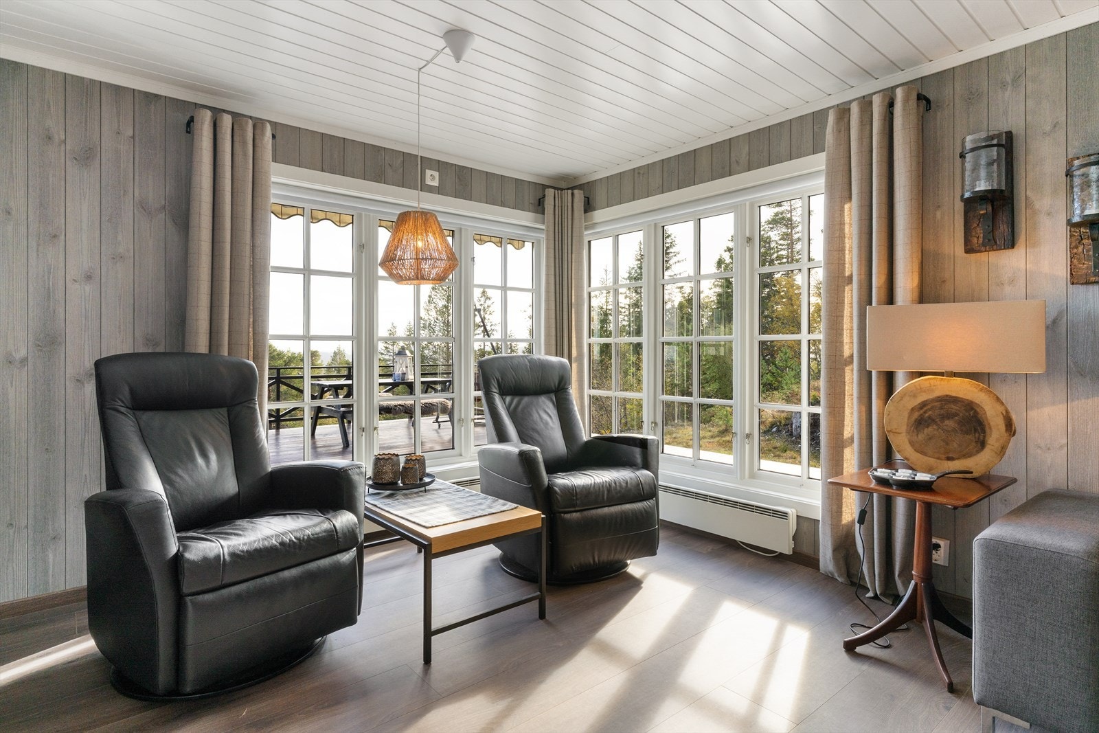 Store vindusflater gir godt lysinnslipp, og lyse, lune fargevalg skaper en behagelig atmosfære. Galleribilde