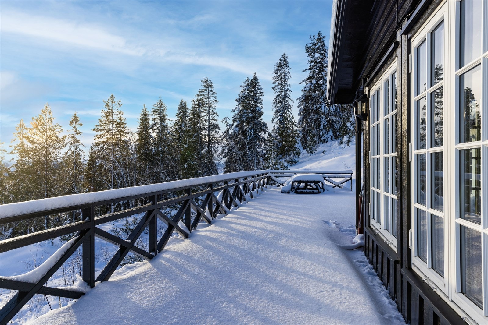 Terrassen med flott utsyn og store utsiktsvinduer fra spisestuen. Galleribilde