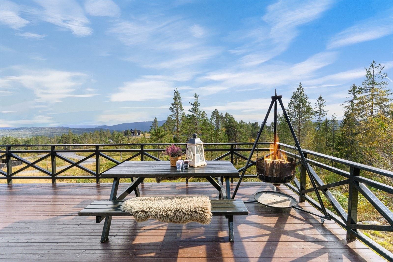 Bilde av eiendommen på sommerstid. Fra uteplassen er det vidstrakt utsikt og gode solforhold. Galleribilde