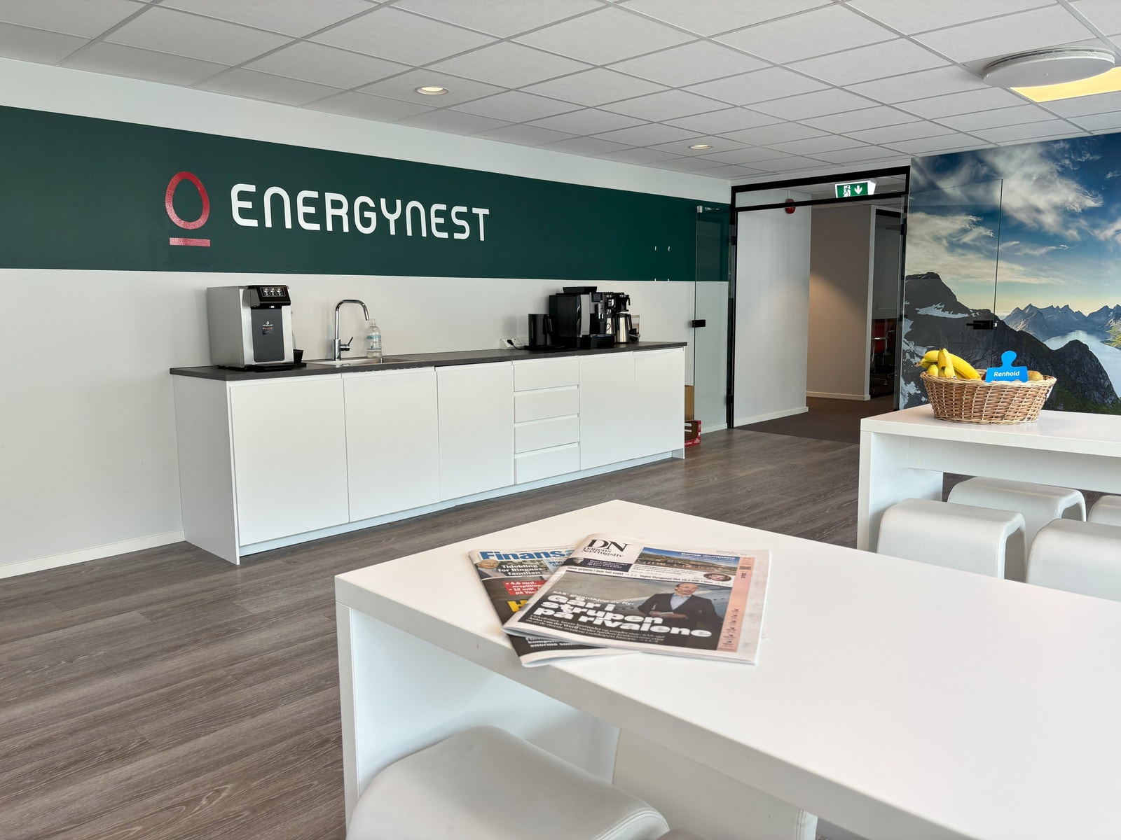 Kjøkken med kaffemaskin, vanndispenser, oppvaskmaskin og kjøleskap Galleribilde