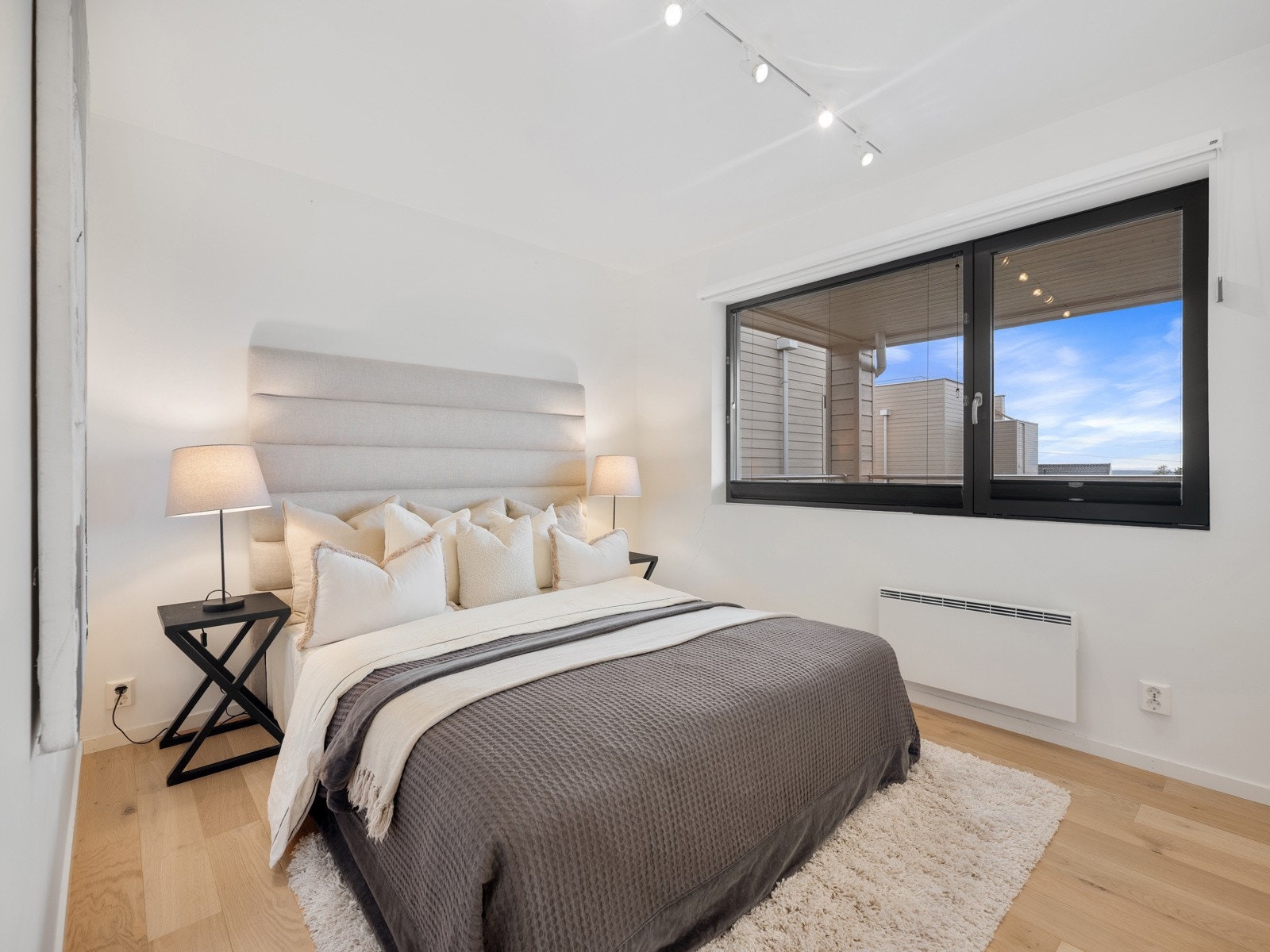 Hovedsoverommet er romslig med plass til både dobbeltseng og øvrig møblering. Galleribilde