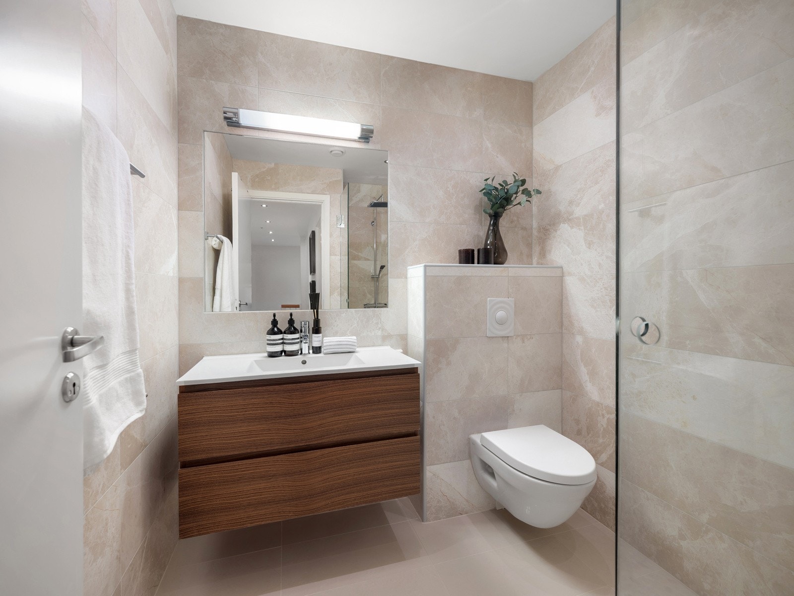 Bad nummer tre er også fra byggeår og har flislagte gulv og vegger. Galleribilde