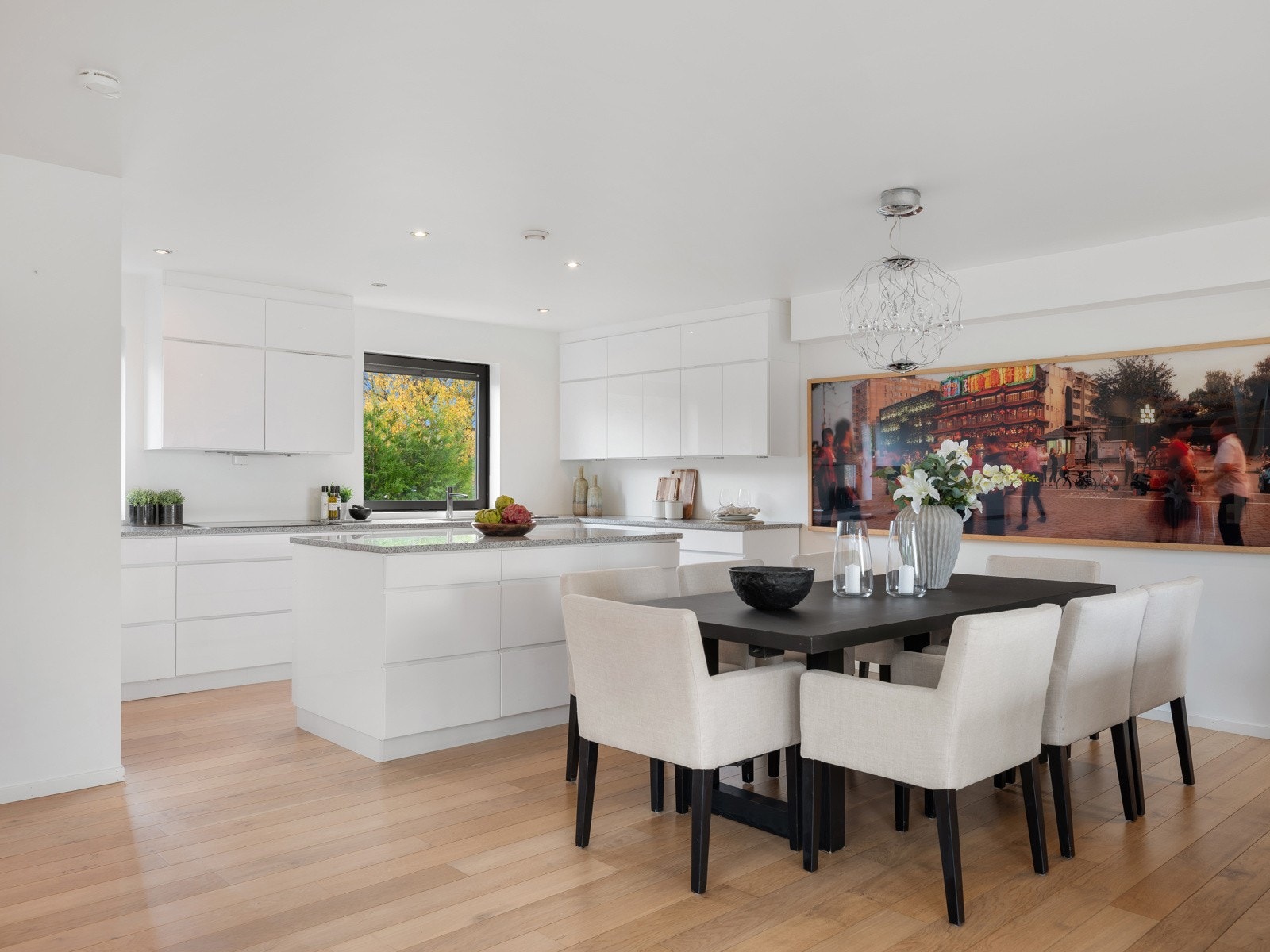 Den åpne løsningen mot kjøkkenet binder rommene fint sammen og skaper en sosial sone for både hverdagsliv og sammenkomster. Galleribilde